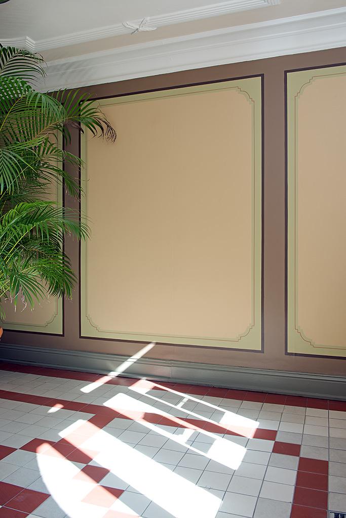 Inbjudande entré med fina målningar