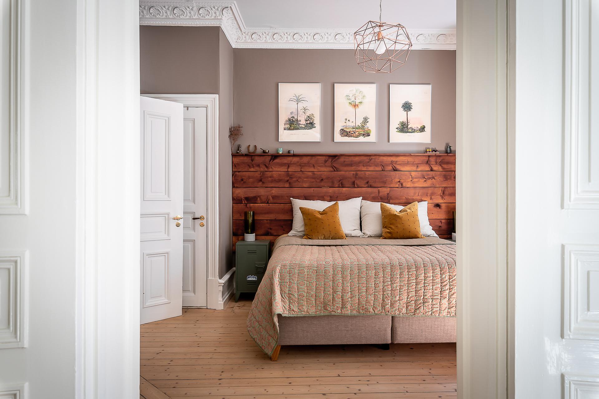 Bredd mellan garderober ca 2,97 meter.