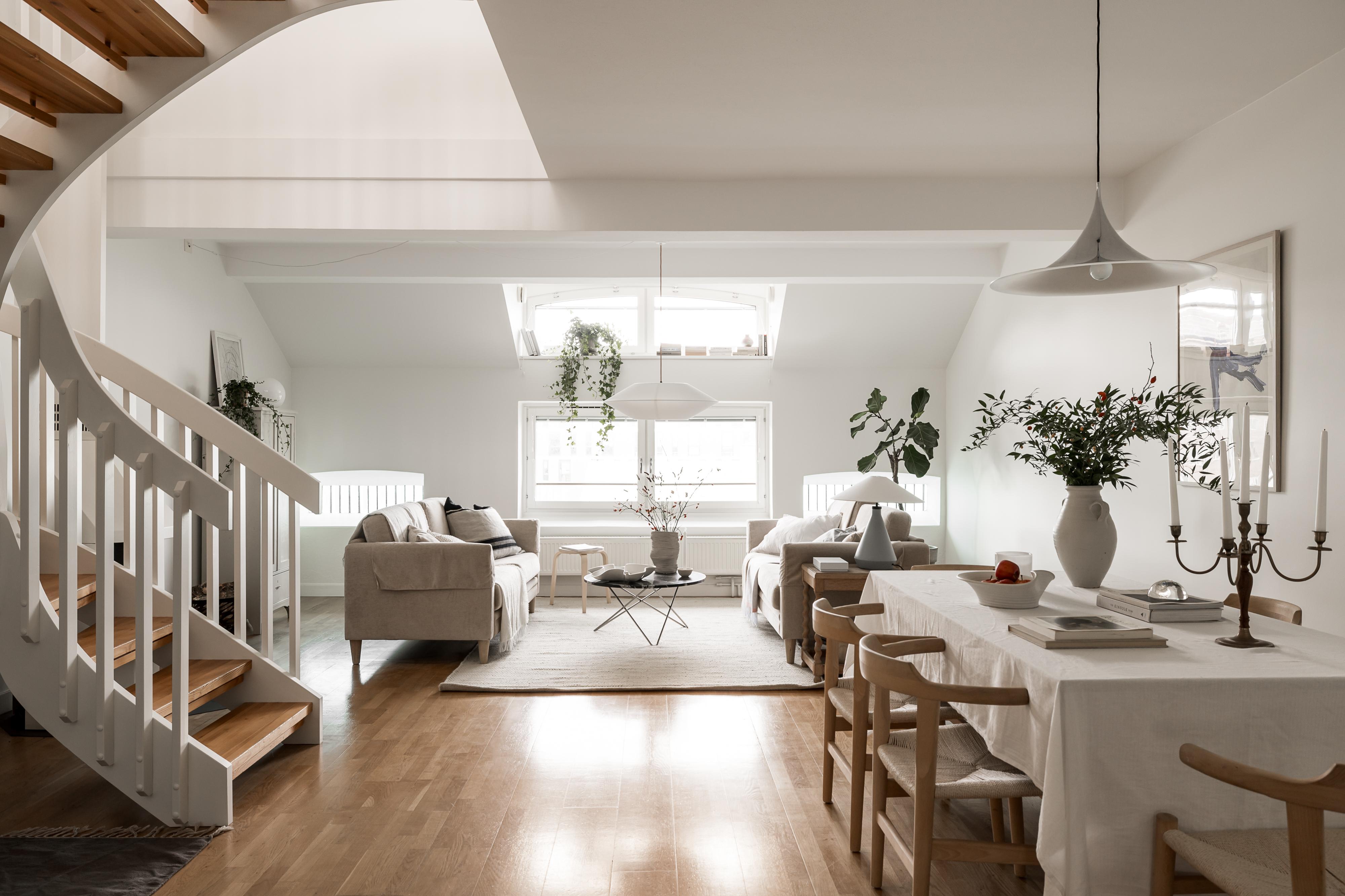 En svindlande takhöjd på runt 4,40 runt trappan