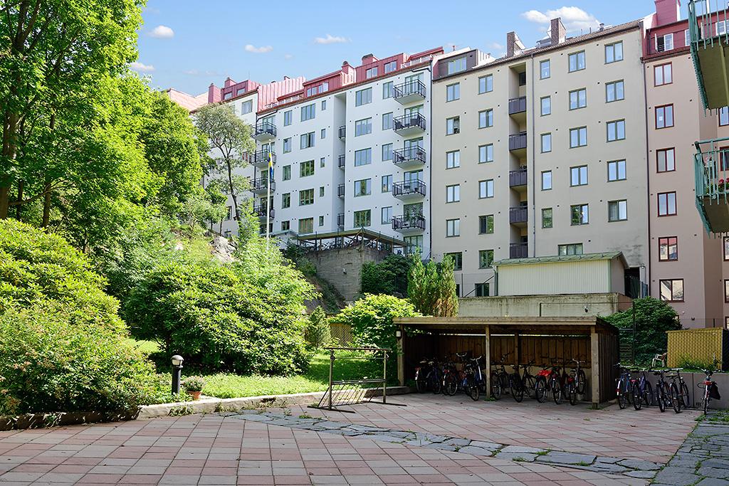 Öppen innergård, med cykelförråd.