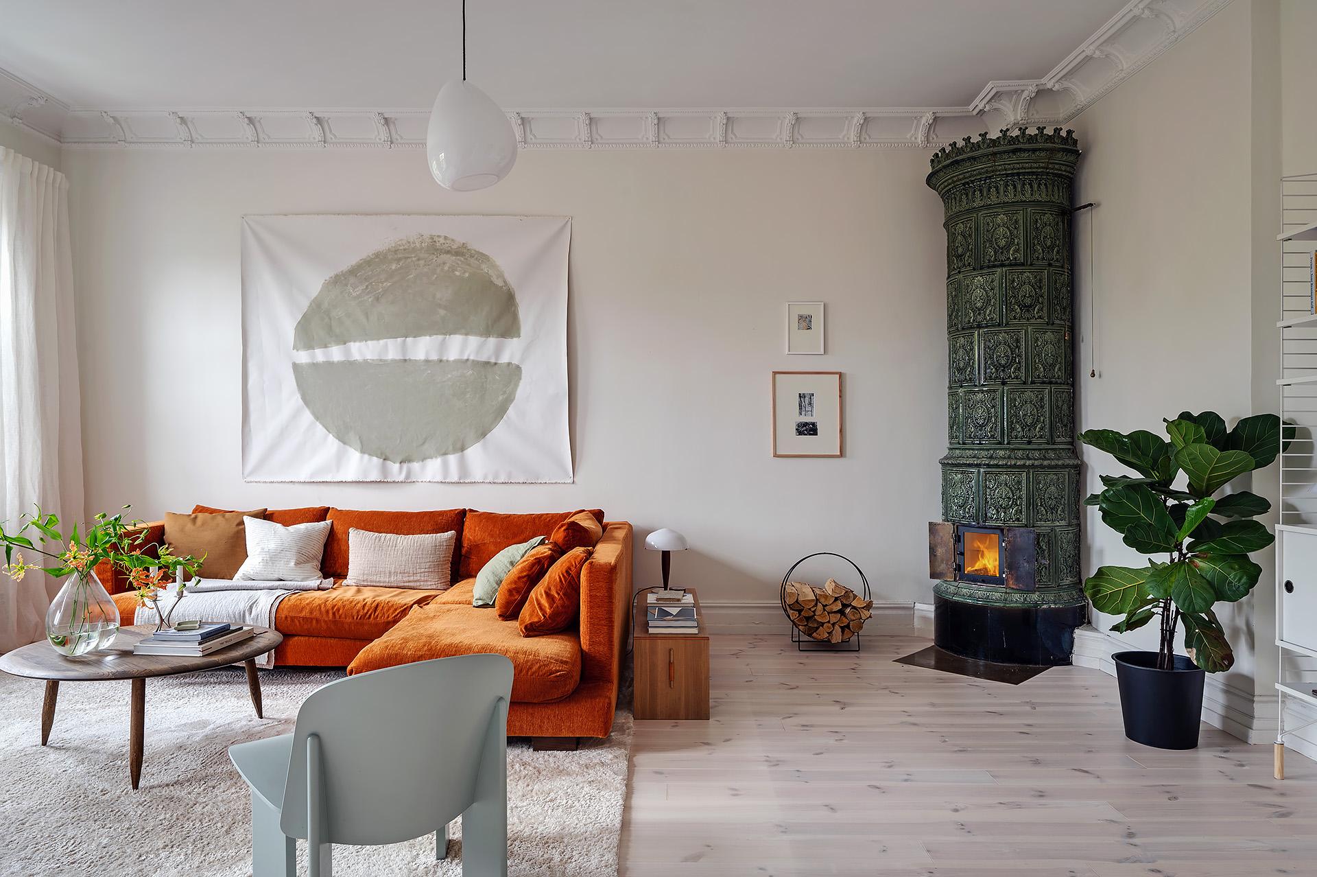 Fungerande kakelugn och fina stuckaturer