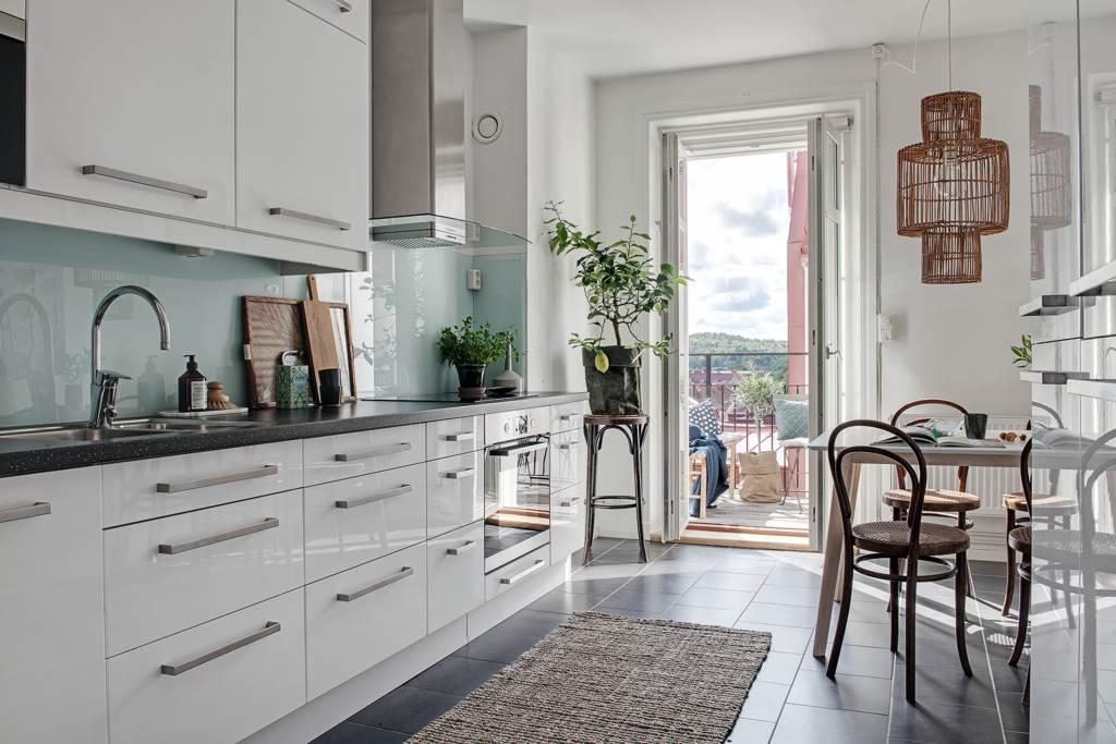 Lågupplöst Köket öppnar upp mot utsikten i söder