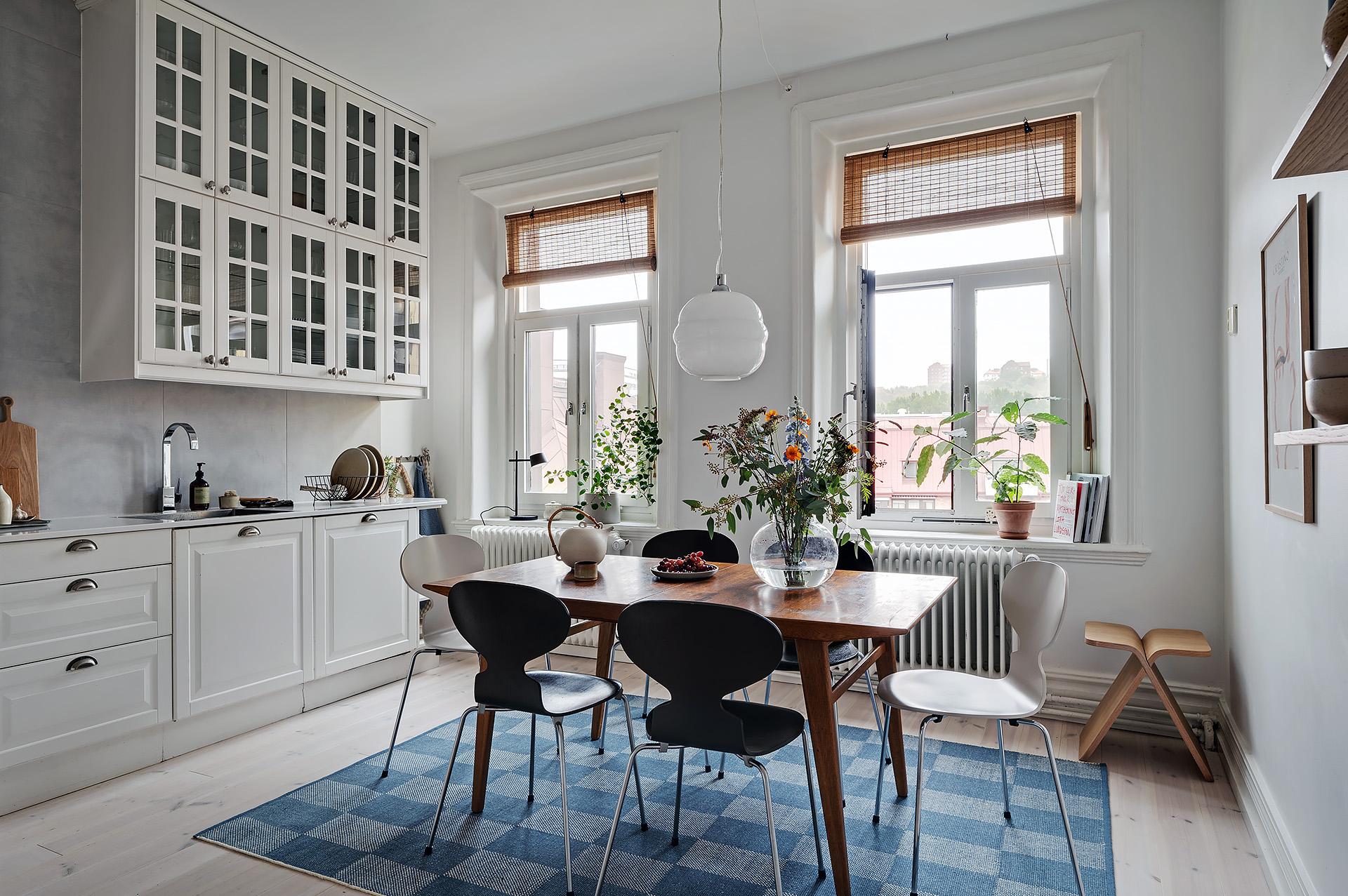 Rymligt kök med plats för större matbord