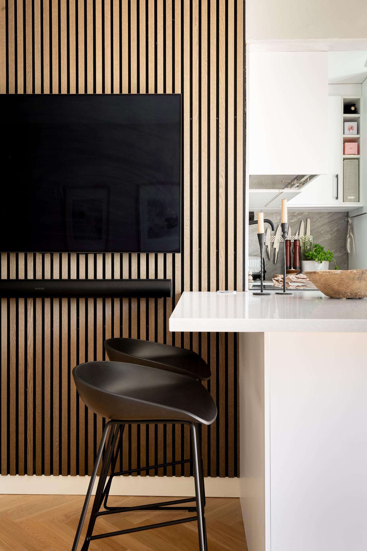 Panelvägg med dolda uttag för tv och soundbar, - både snyggt och praktiskt