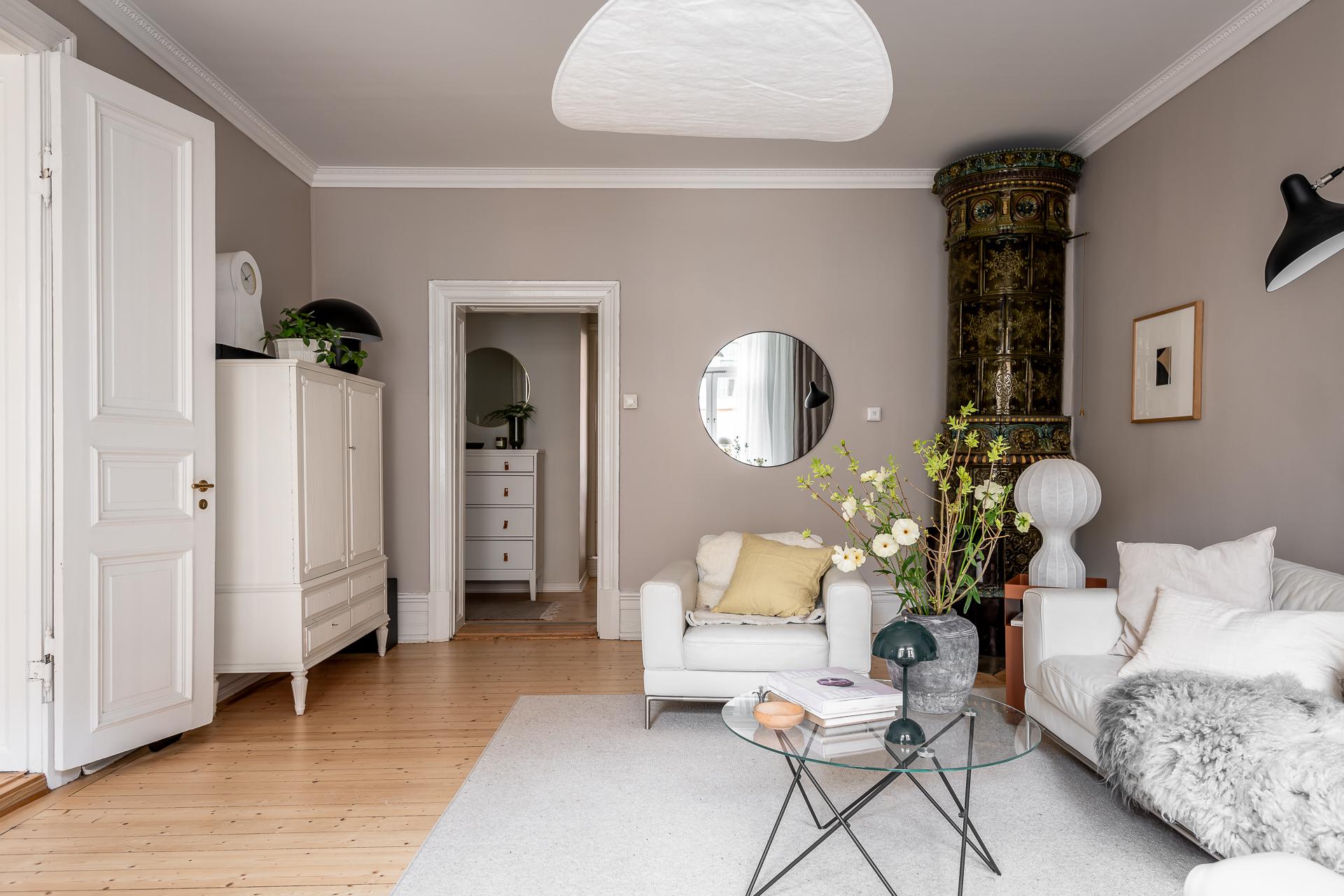 Just den här mossgröna kakelugnen i vardagsrummet är fungerande