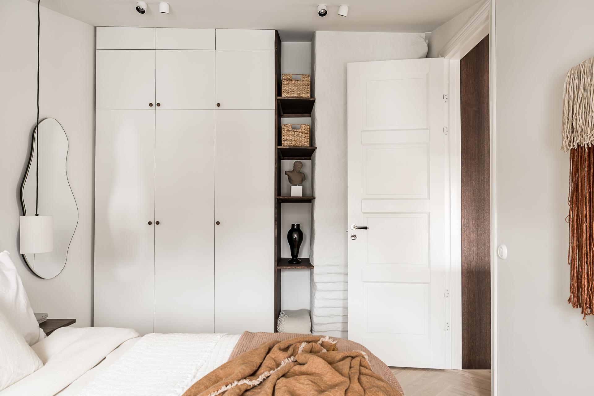 Längs väggen finns platsbyggd förvaring