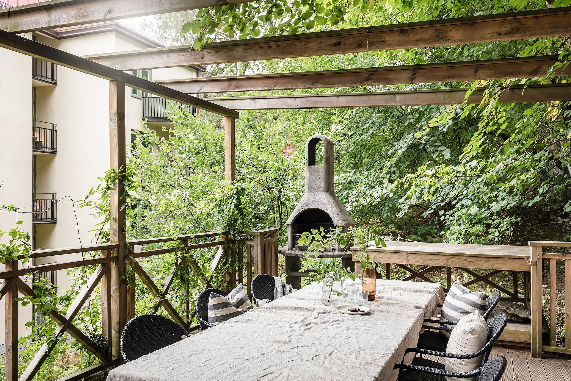 Föreningens grönskande uteplats erbjuder många härliga gårdsfester