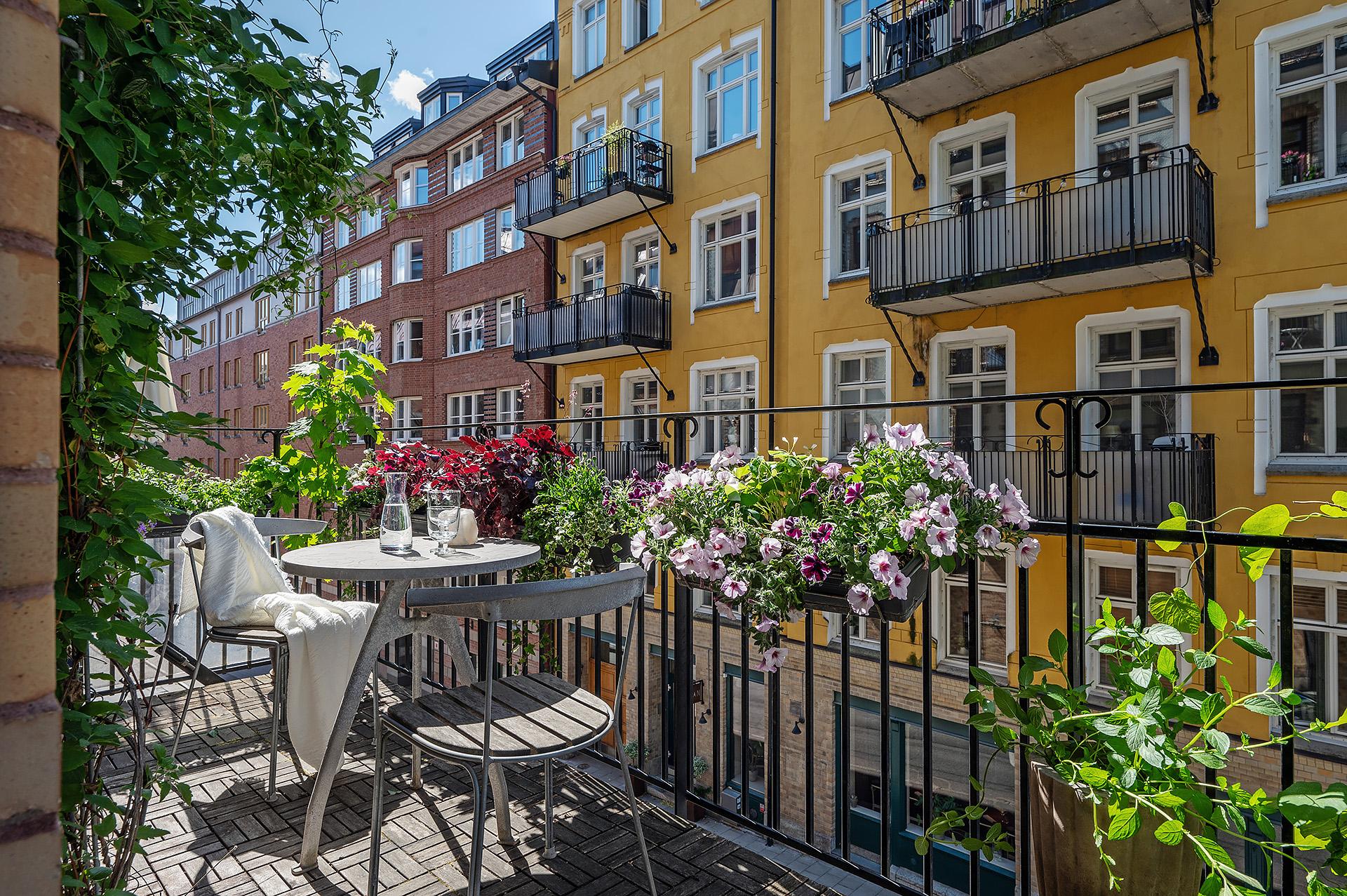 Stor smidesbalkong i bästa söderläge