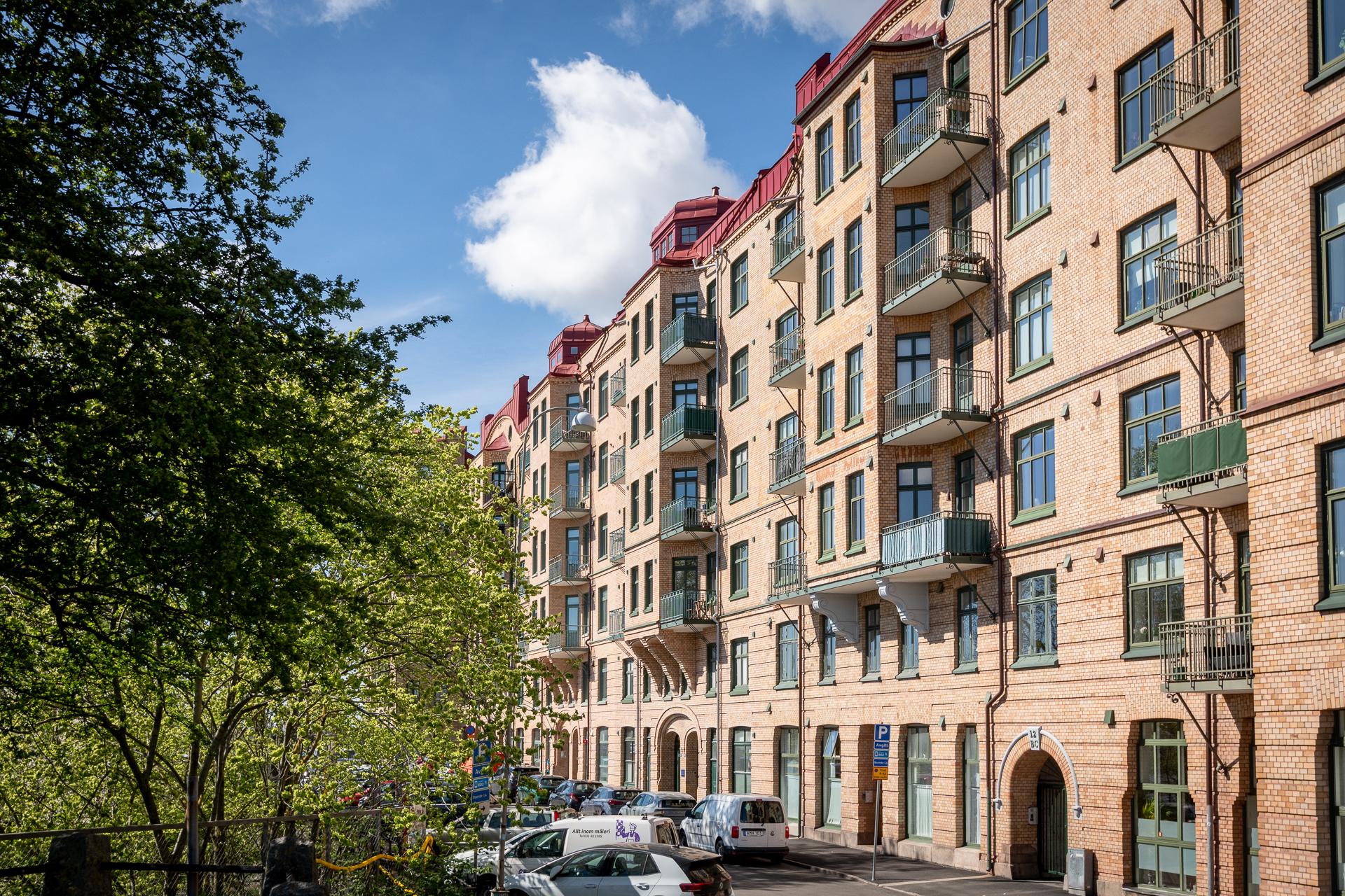 Borgfastigheten står stolt och slickar i sig solen från söder