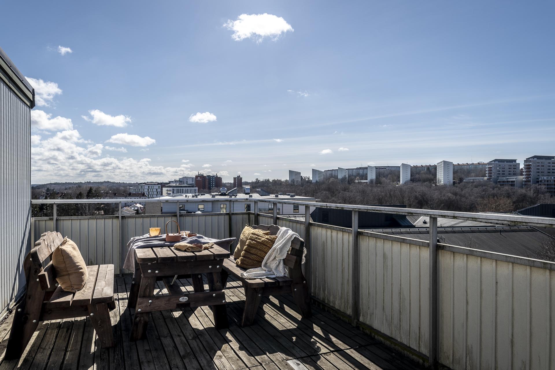 Två trappor upp når vi den fantastiska terrassen