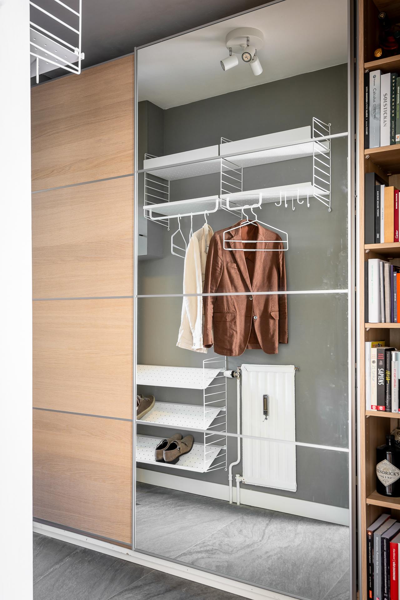 En fulldjup garderobsvägg från golv till tak rymmer mycket..