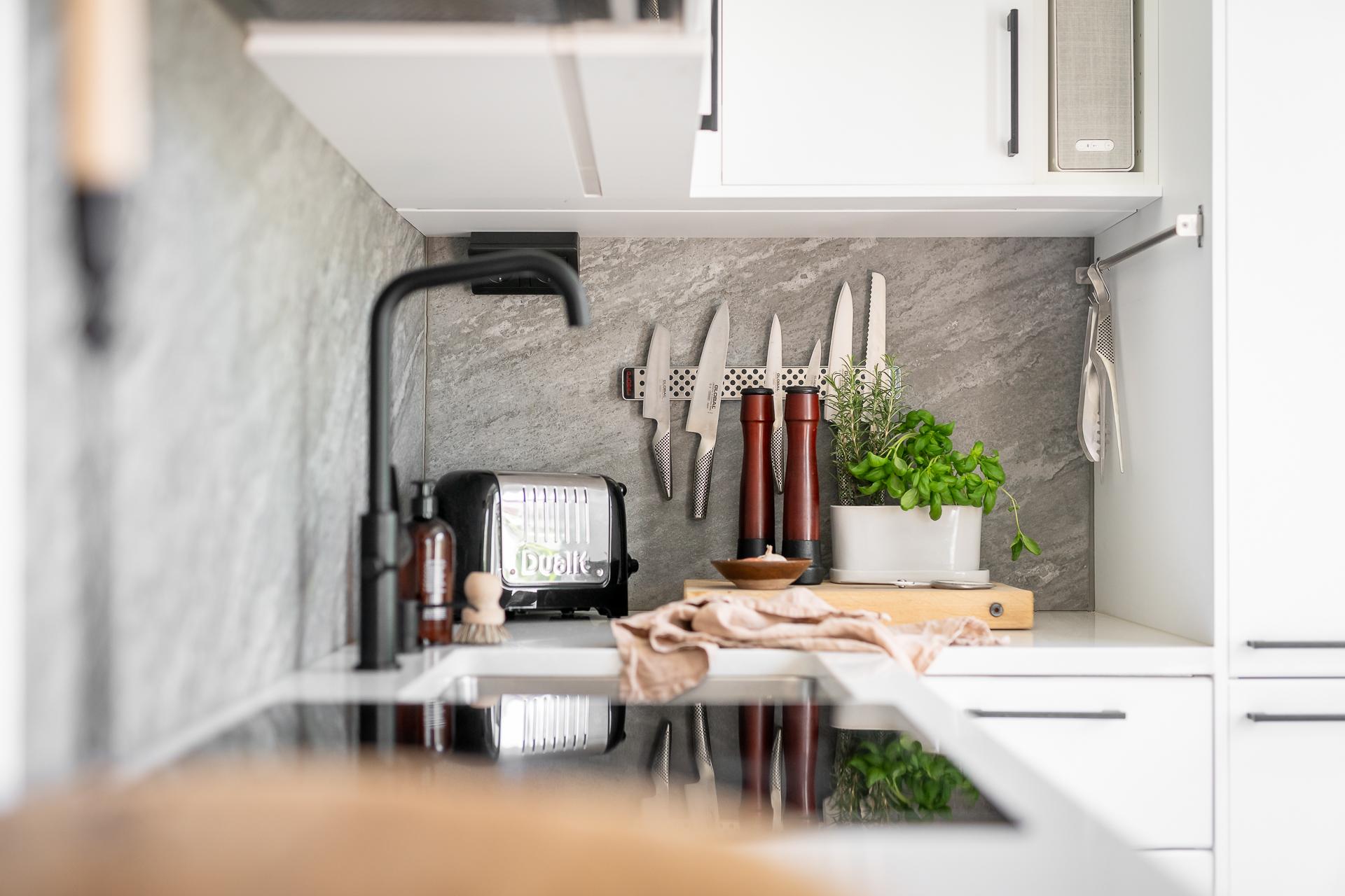 Harmoniska material och färgval genomsyrar hela bostaden