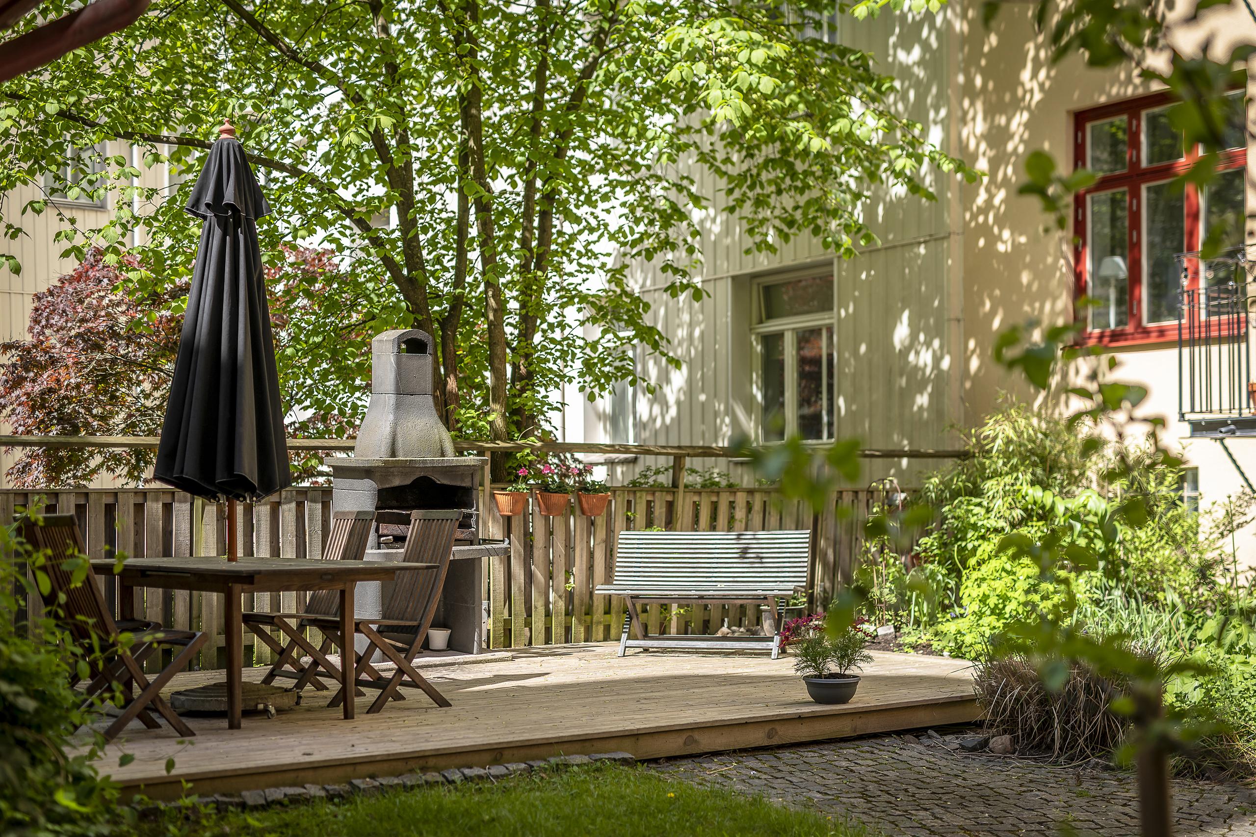 Lägenheten vetter åt denna mysiga gård