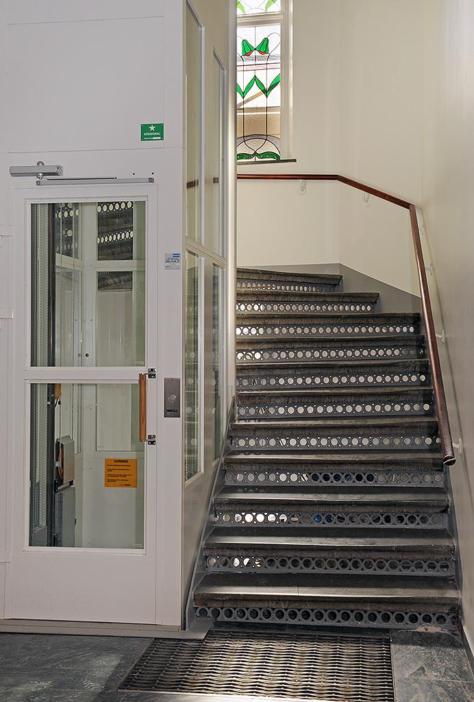 Hissen tar dig bekvämt upp till lägenheten