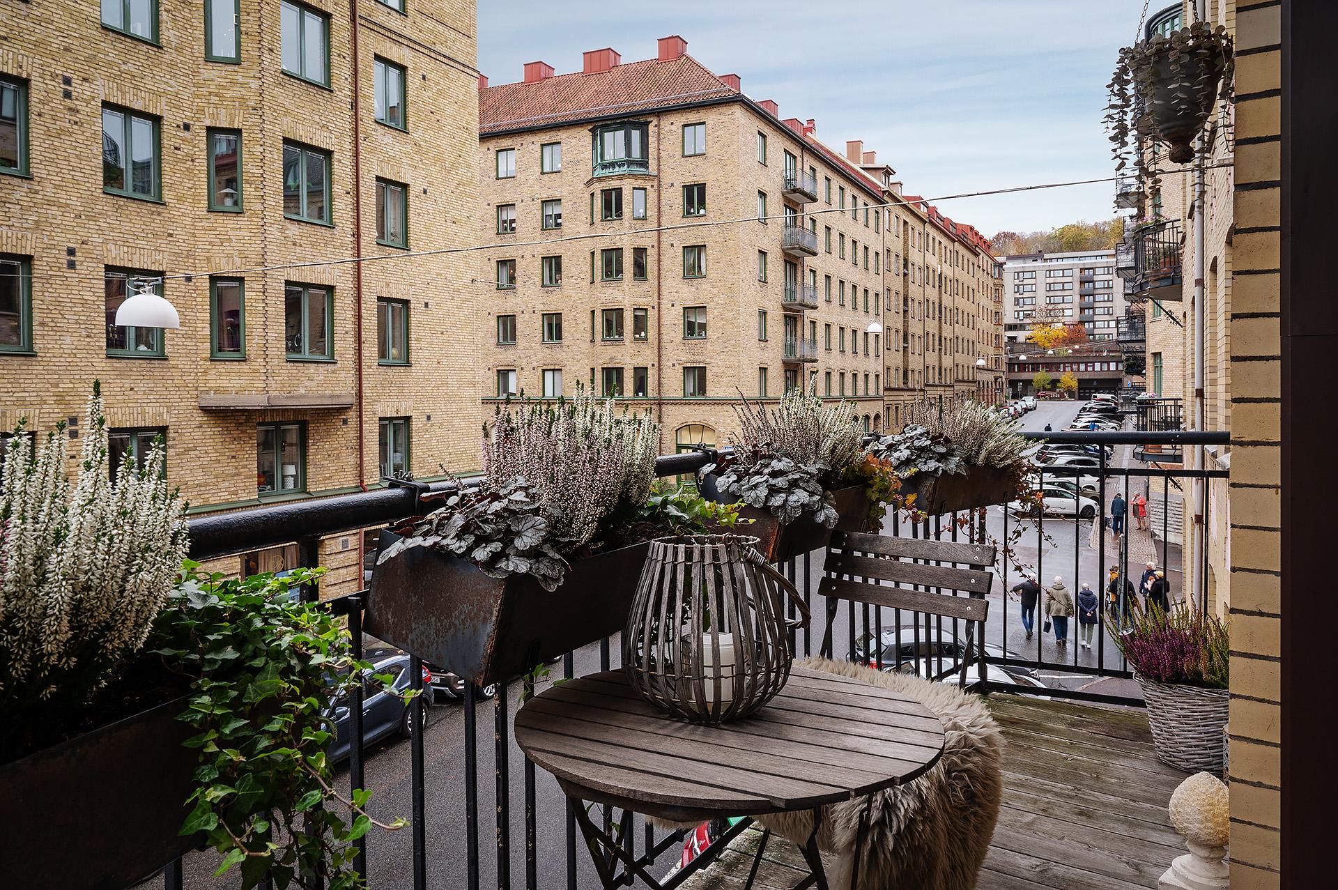 Stor söderbalkong med sol hela dagen