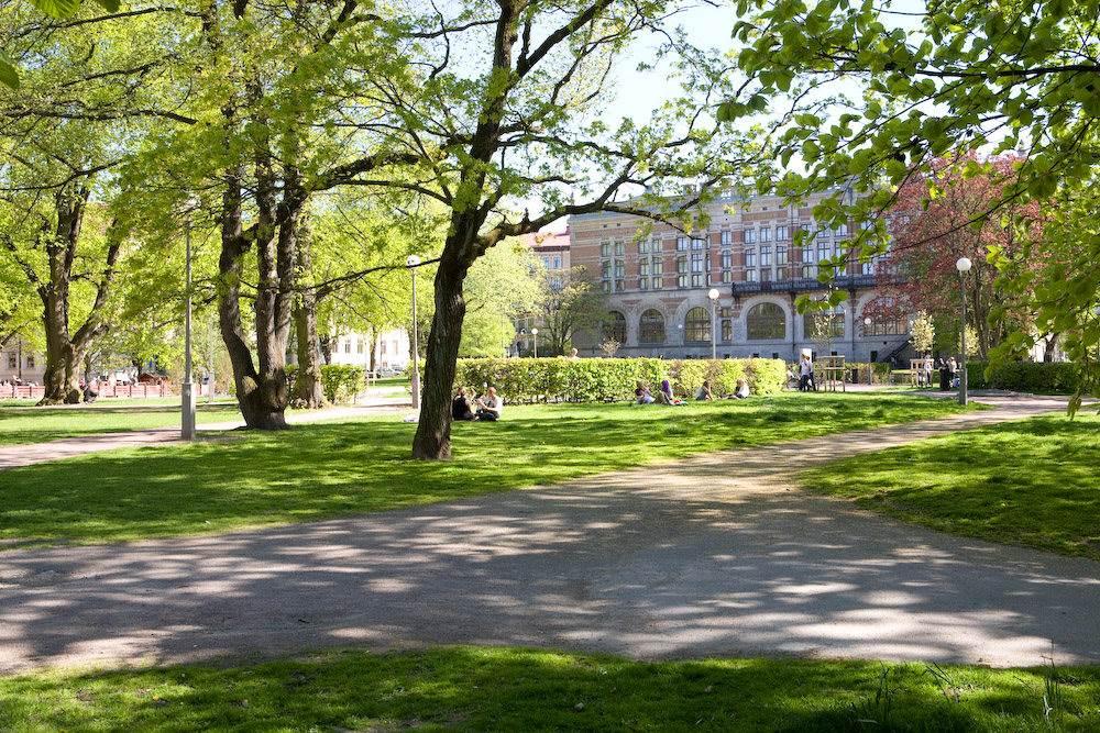 Framför huset ligger ljuva Hagaparken
