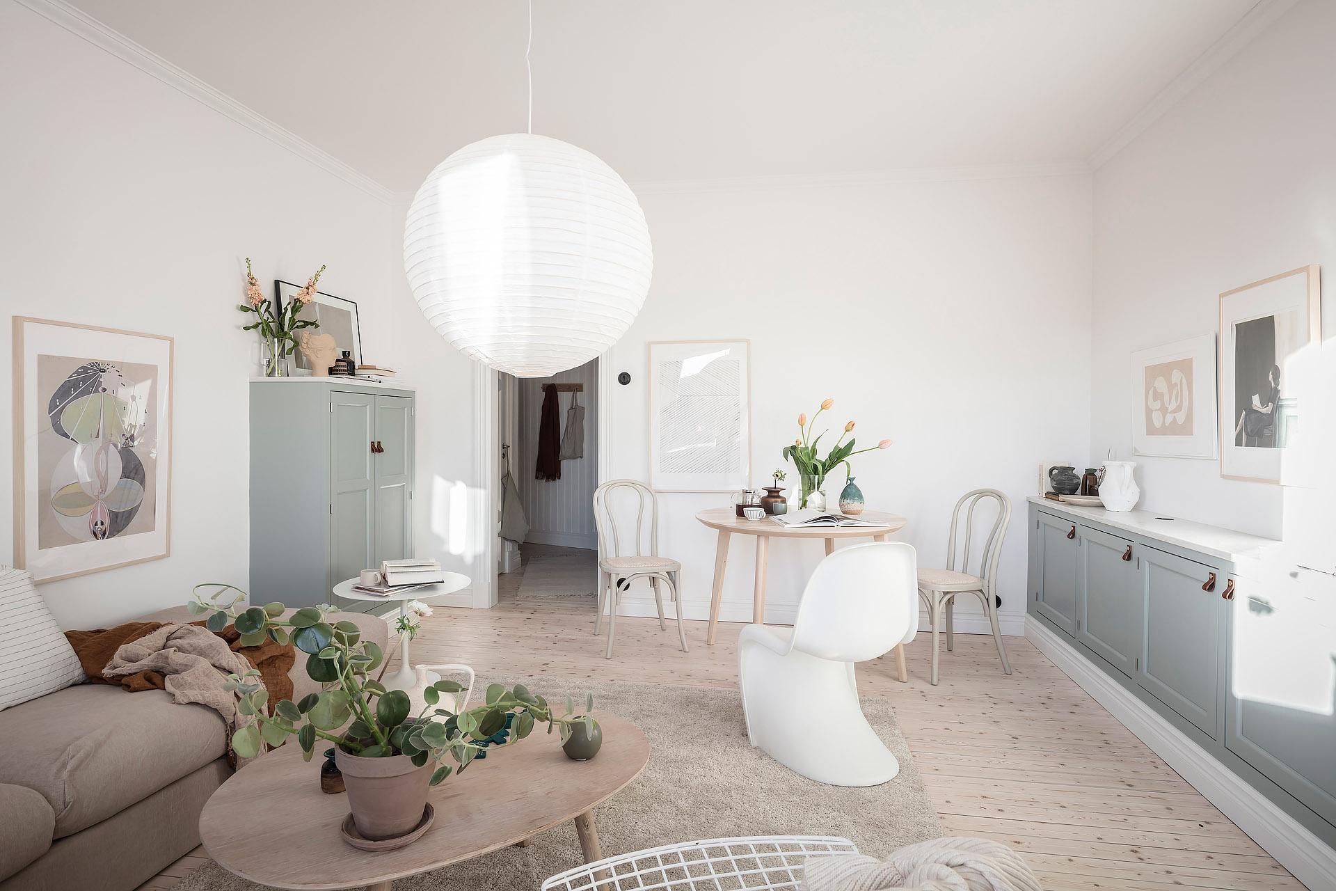 Vitoljat brädgolv flyter tröskelfritt genom bostaden