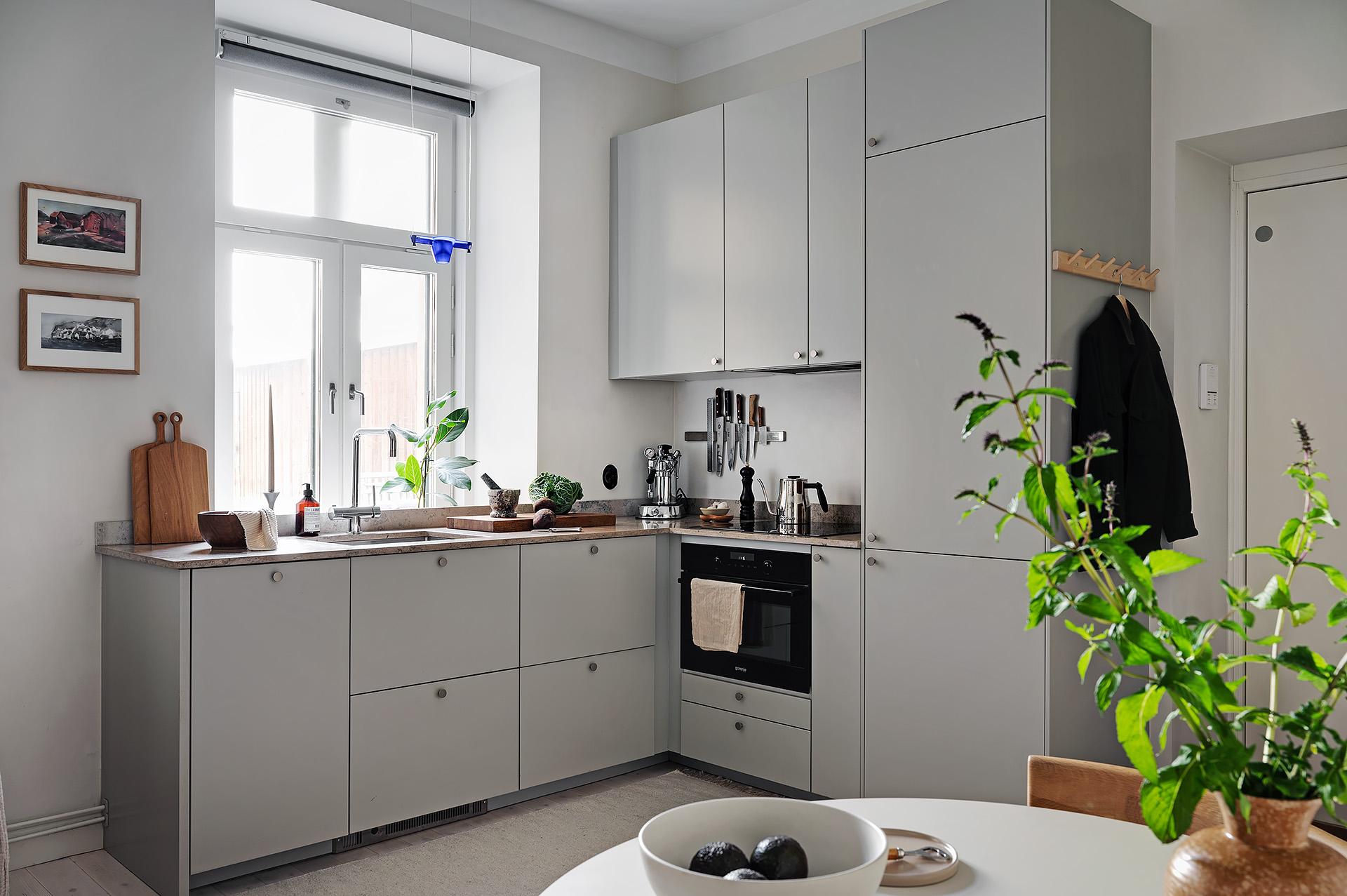 Social öppen planlösning med renoverat kök