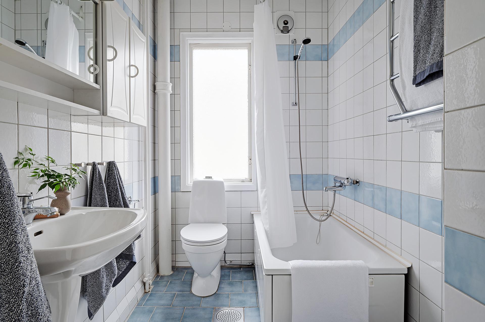 Badrum övre plan med badkar