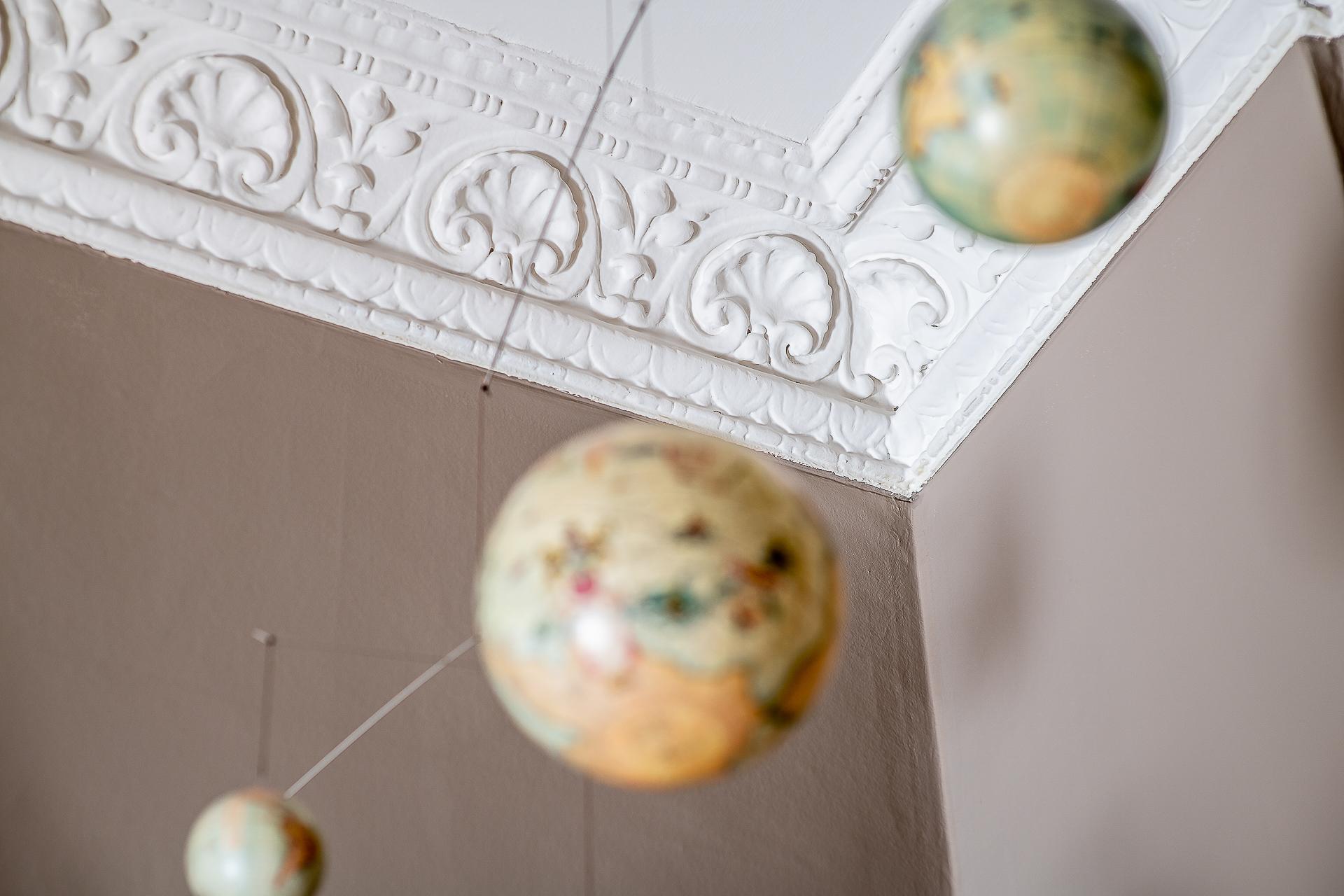 Motiven på stuckatur och takrosett speglade ofta vad rummet användes till.