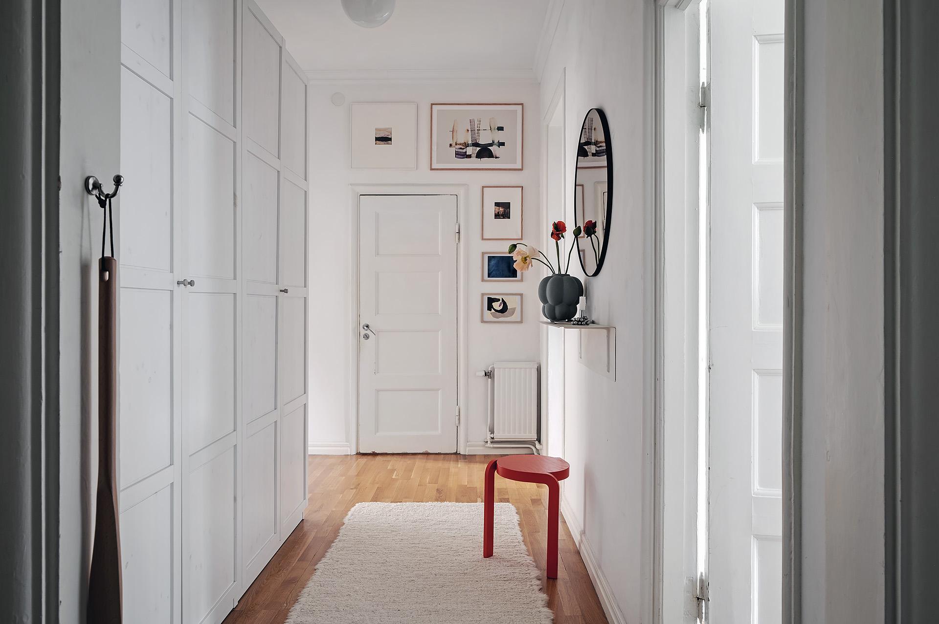 Rymlig inre hall med förvaring