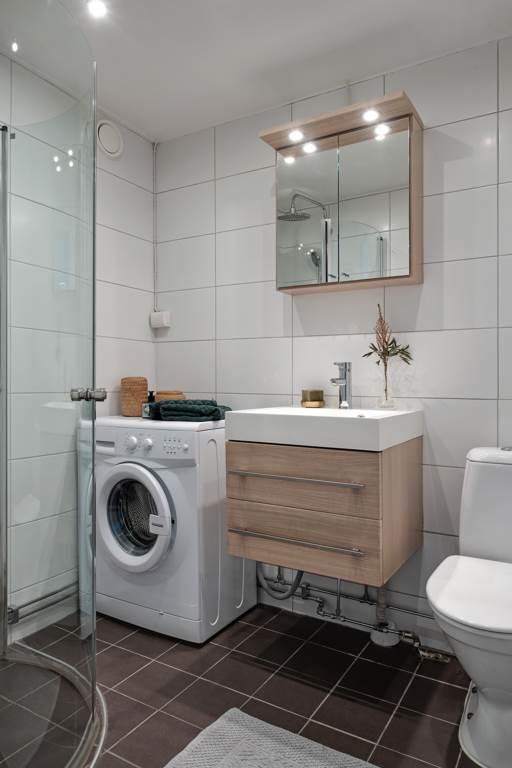 Lågupplöst Badrum med kakel från golv till tak och värme under