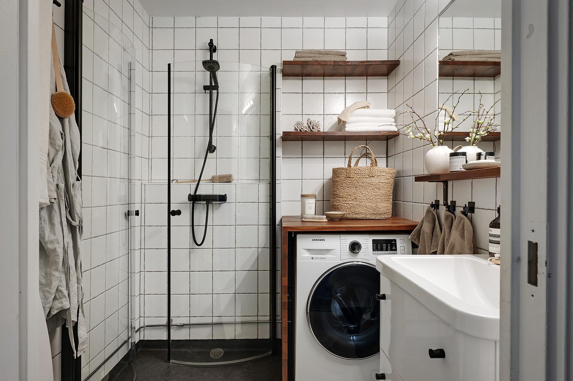 Rymligt badrum med tvättmaskin