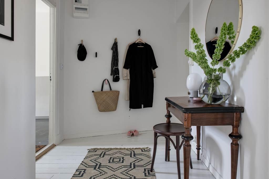 Lågupplöst I hallen är golvet vitmålat