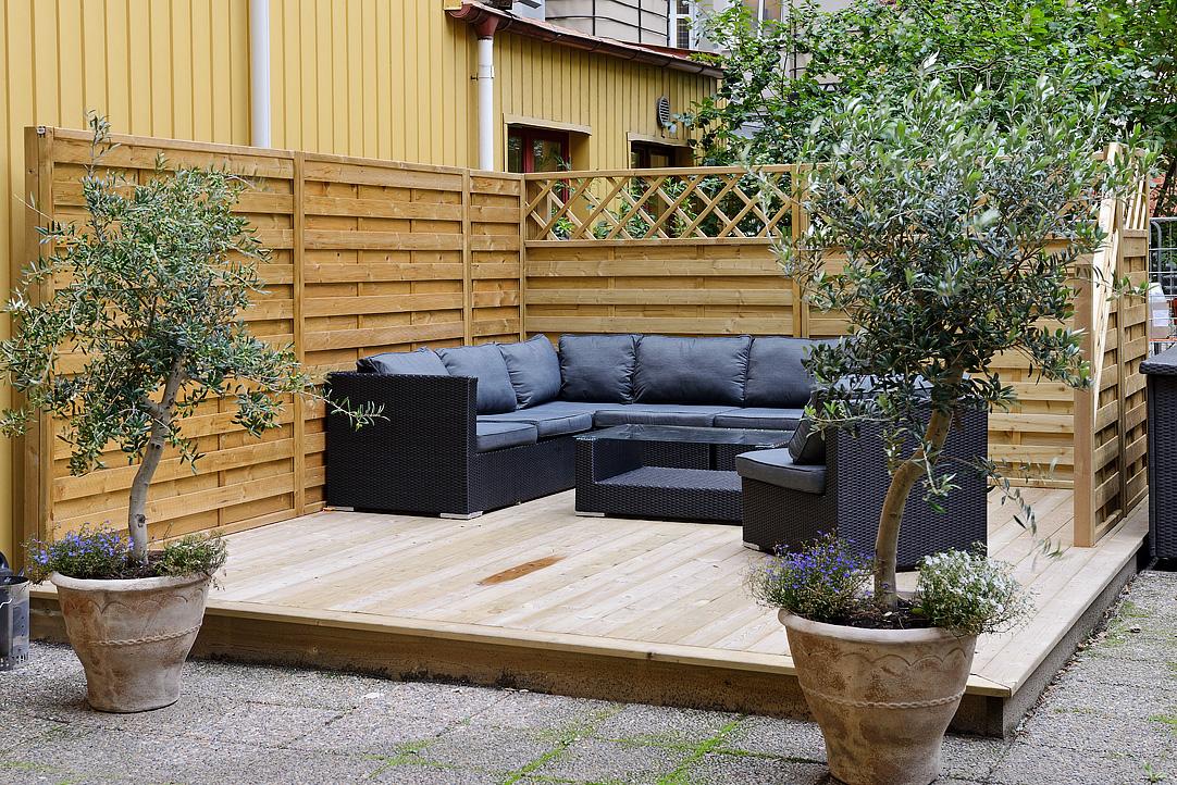 Nu på sommaren kan ni njuta av en mysig uteplats med loungemöbler och grillmöjligheter