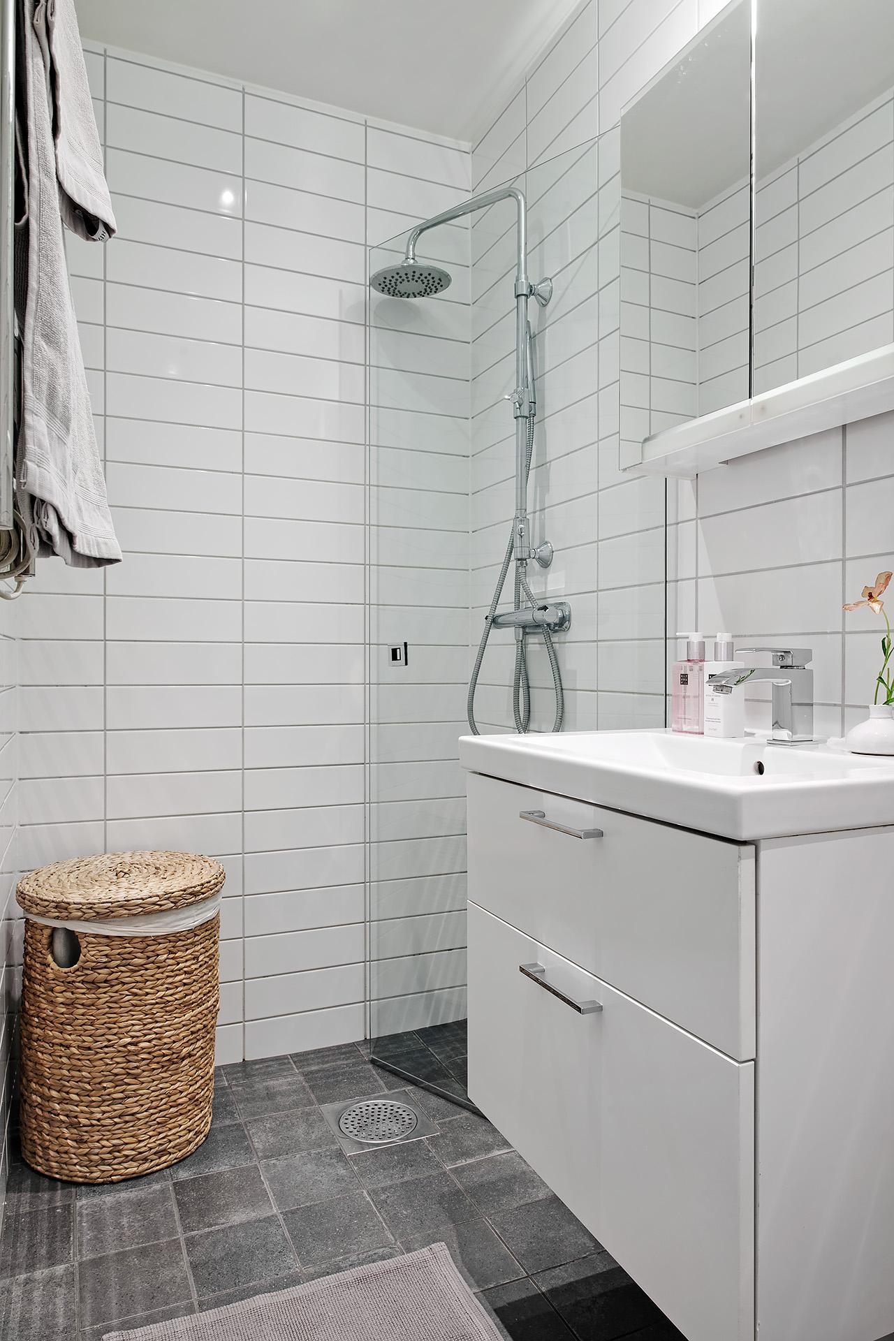 Lågupplöst Renoverat badrum i tidlösa färger