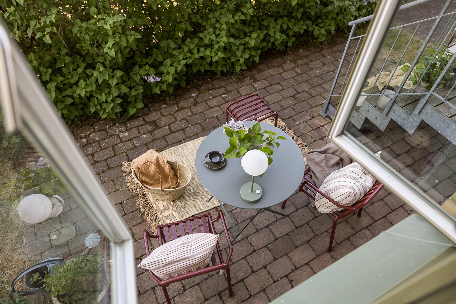 En trappa ner nås uteplatsen