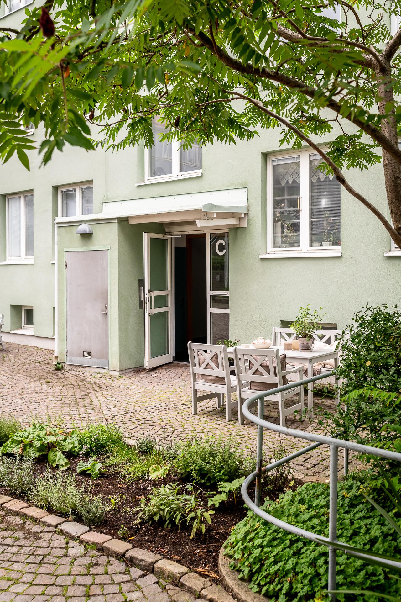 Alldeles utanför dörren på den stenbelagda gården finns trevliga sittgrupper och grillar