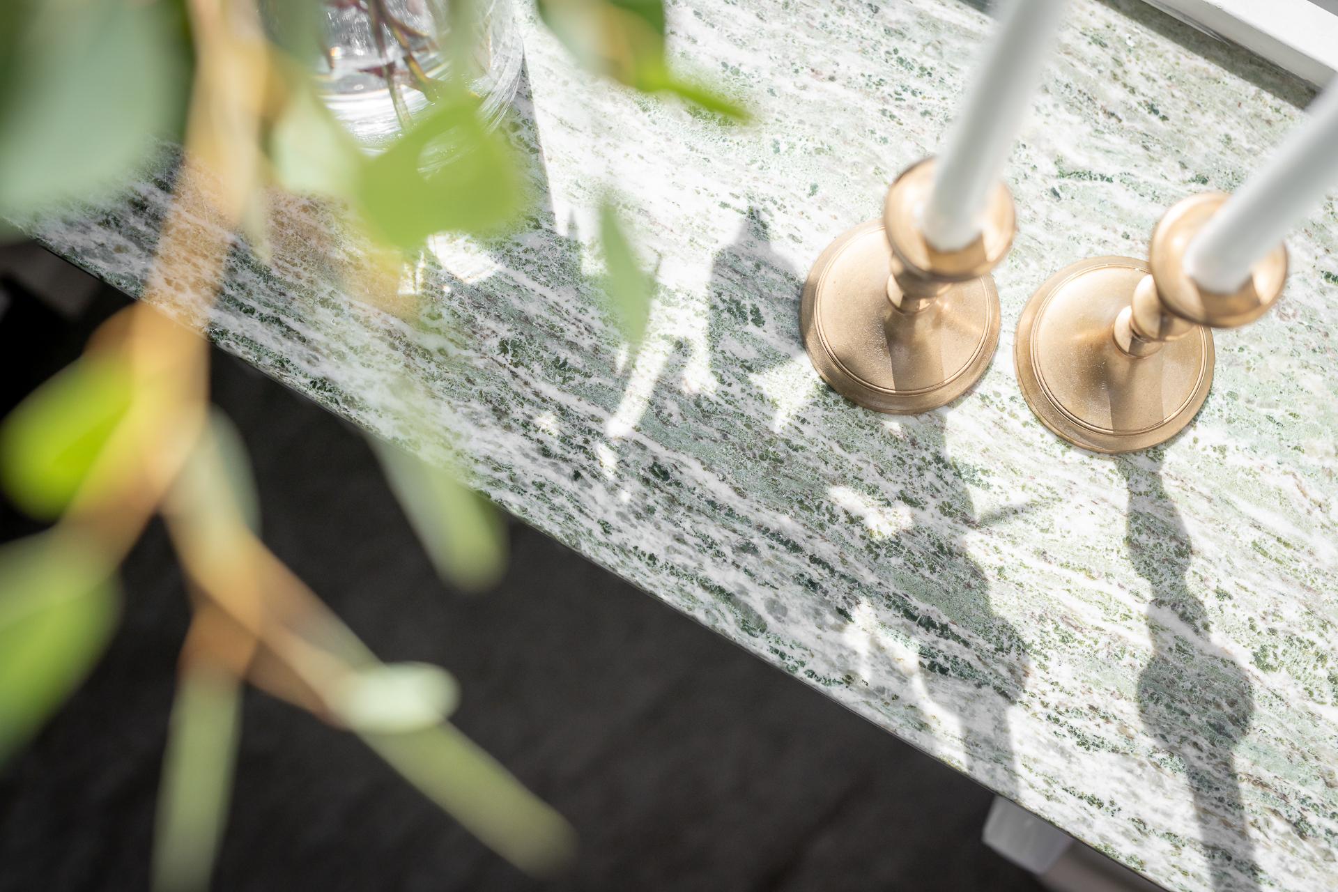 Även köket fylls av ljus från ett högt fönster