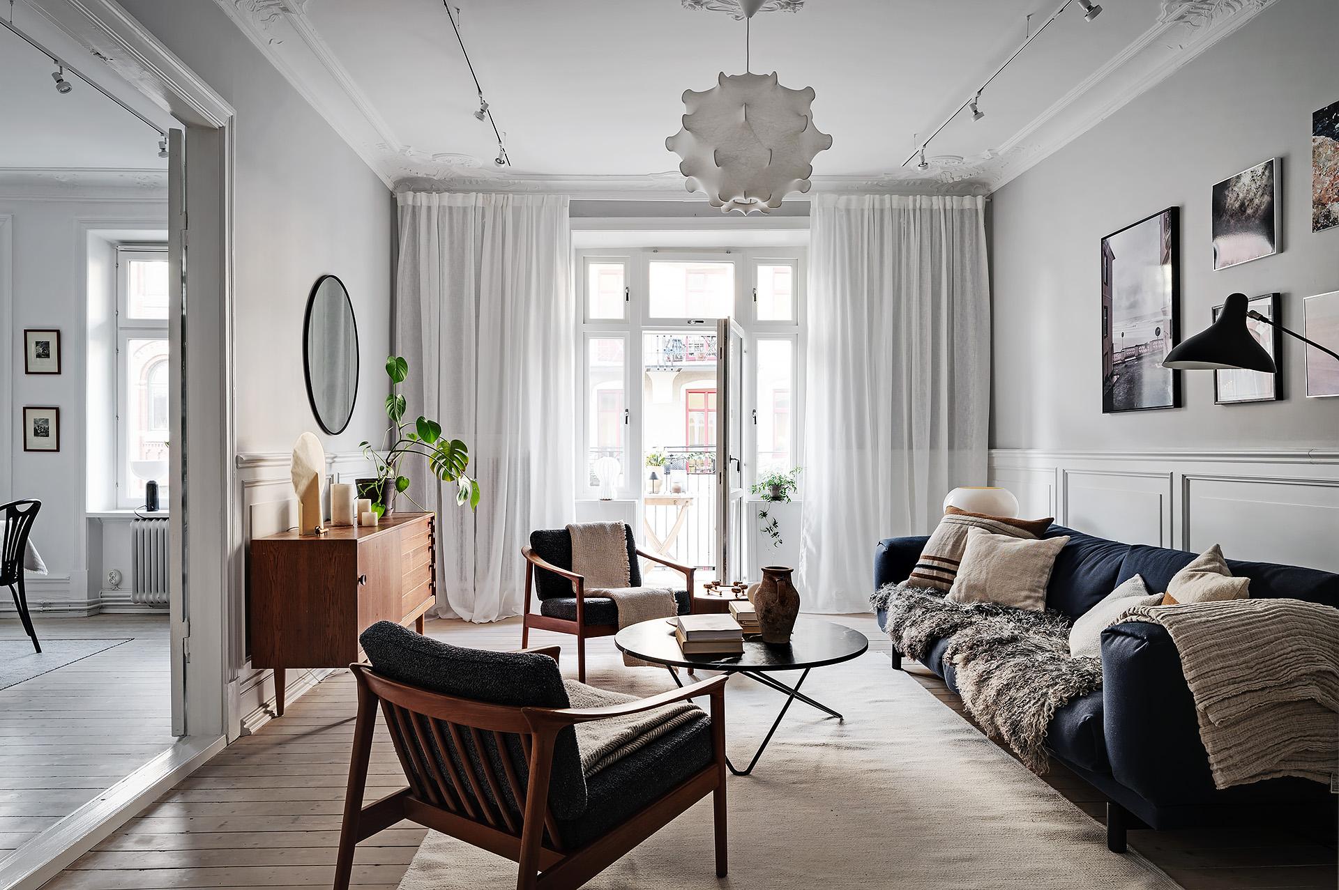 Två balkonger - en med utgång från vardagsrummet