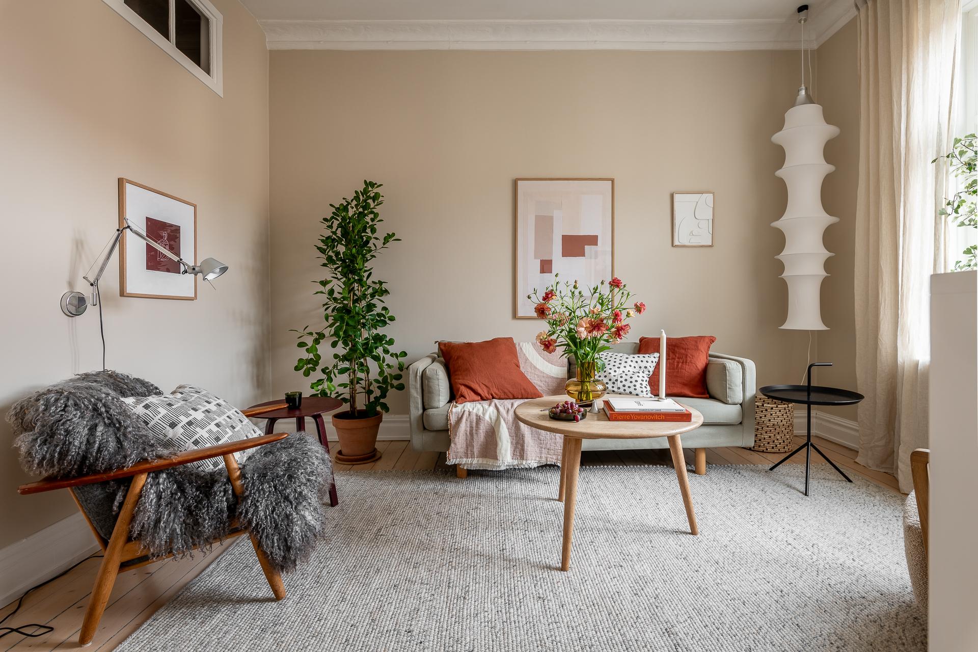 Väggarna är målade i Alcros "Santal"