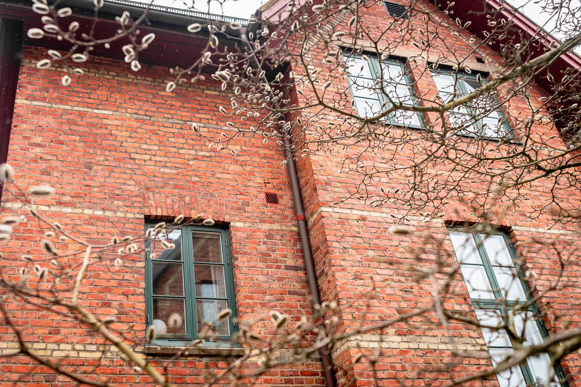 Bostaden ligger på våning 2 och 3 i etage