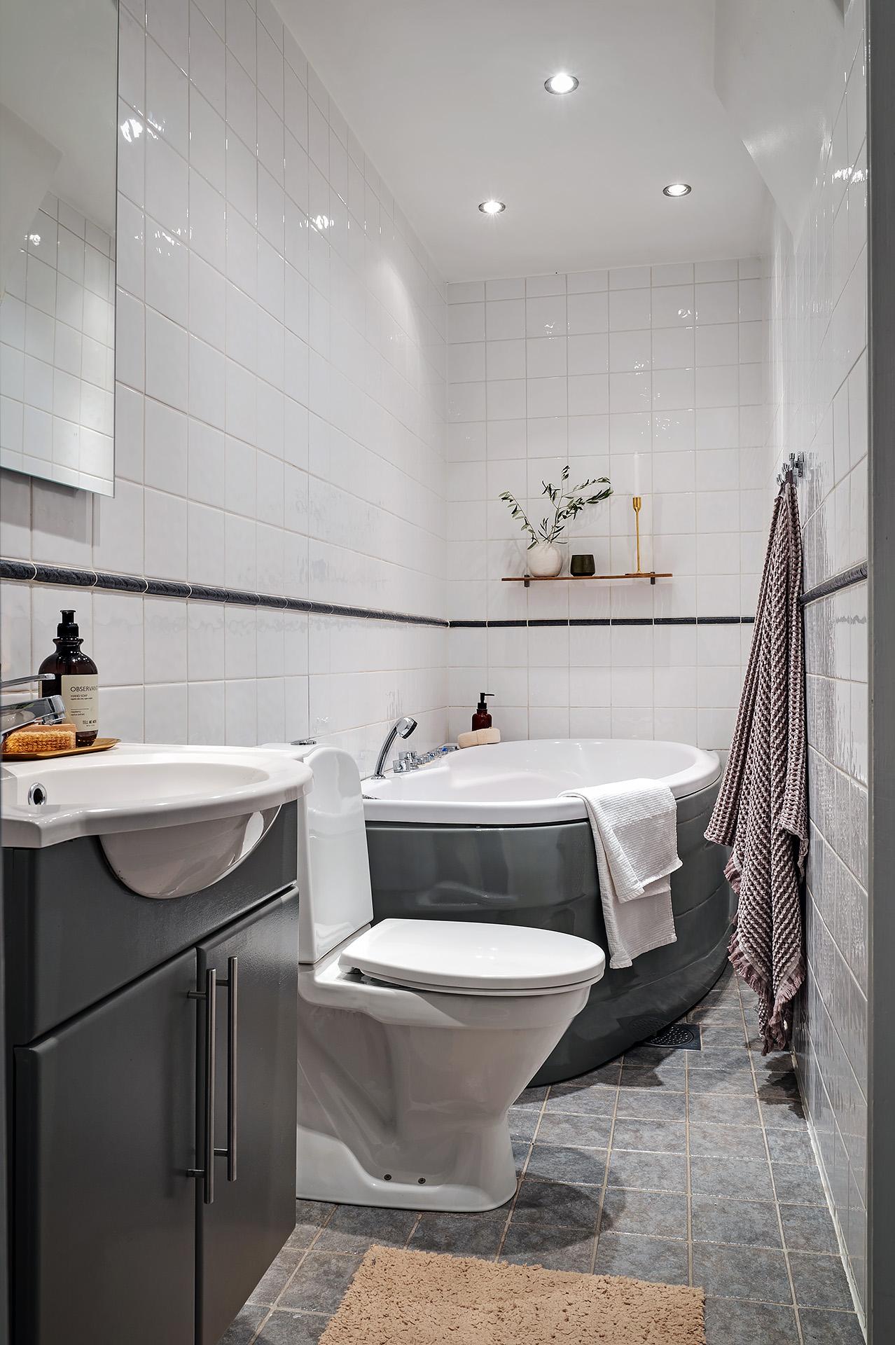 Rymligt badrum med badkar