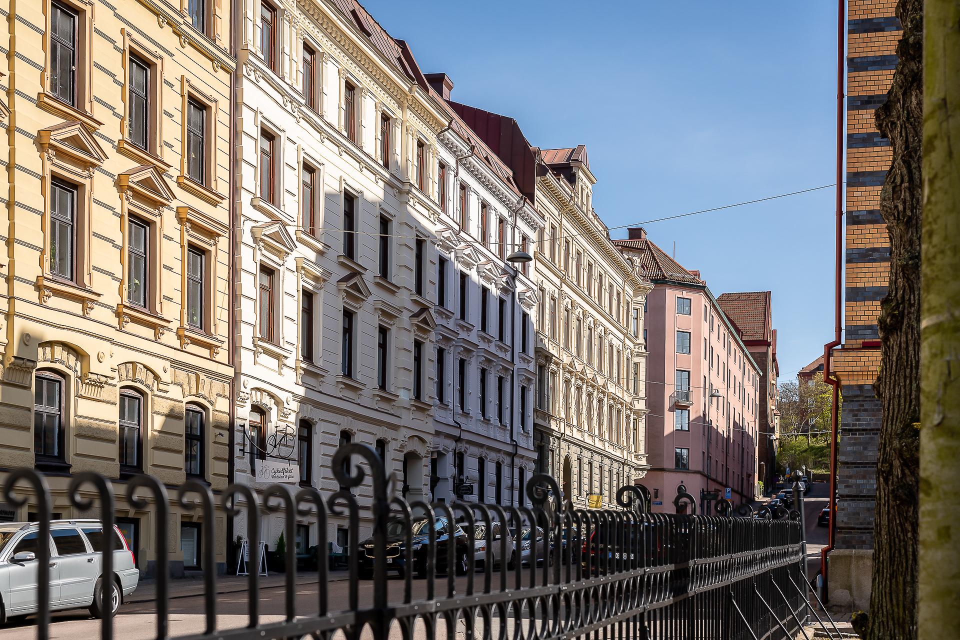 Klassisk nyrenässans signerat år 1886.