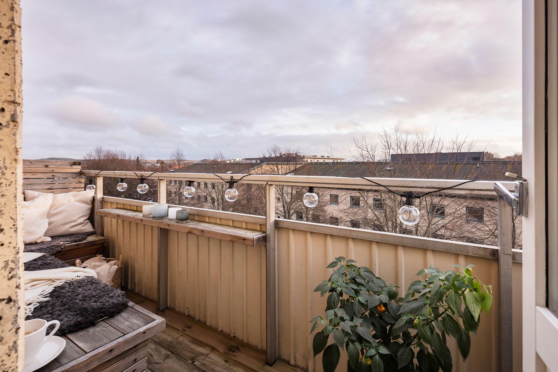 Högt över trädtopparna och hustaken