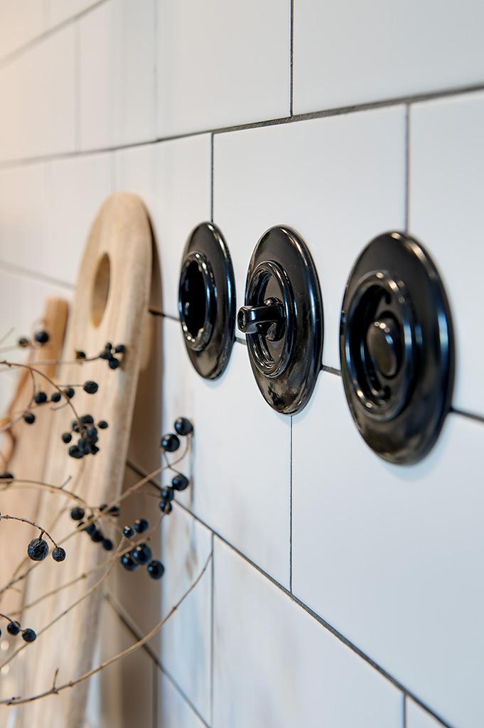 All el är ny med nya snygga uttag i bakelit