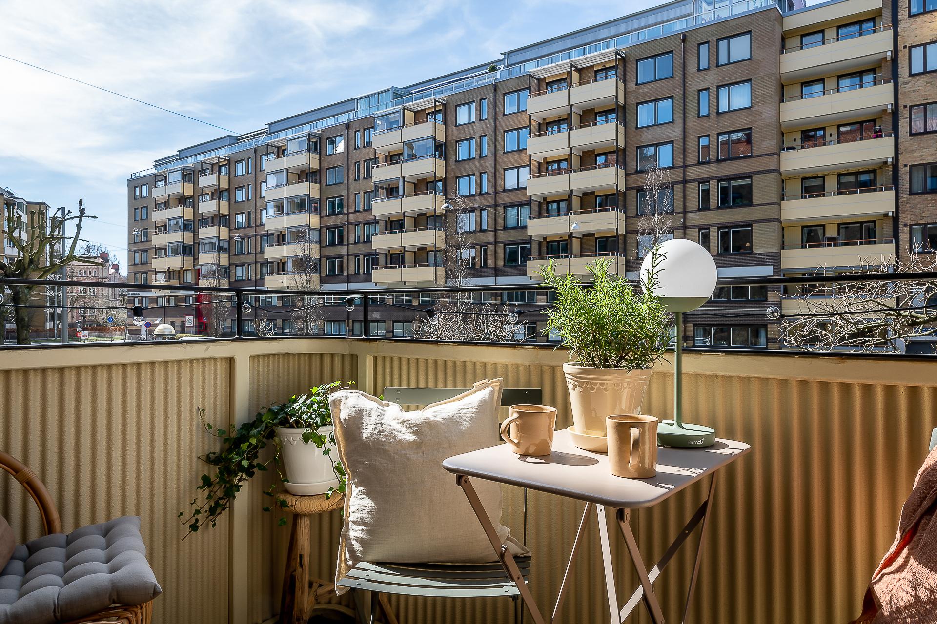 Under sommarmånaderna ligger solen på mellan cirka klockan 13-19 hälsar ägarparet.