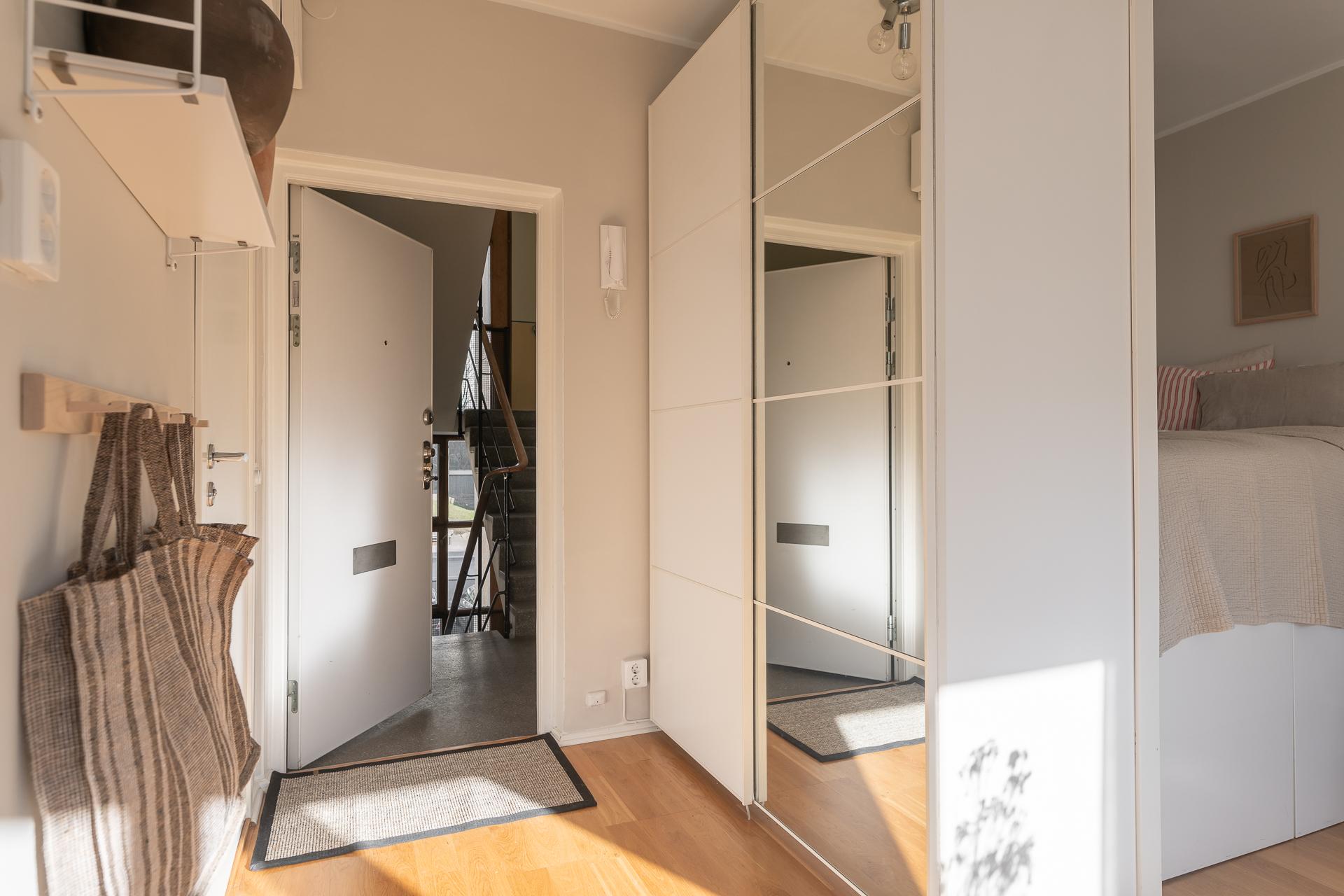 Bra förvaringsmöjligheter i stor garderob med skjutdörr