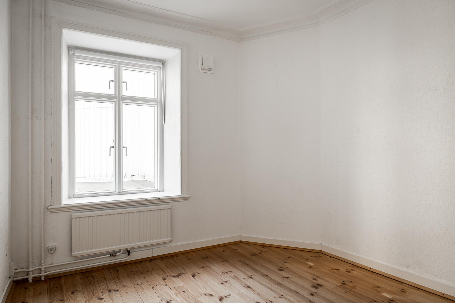 Rofyllt sovrum som vetter mot innergården