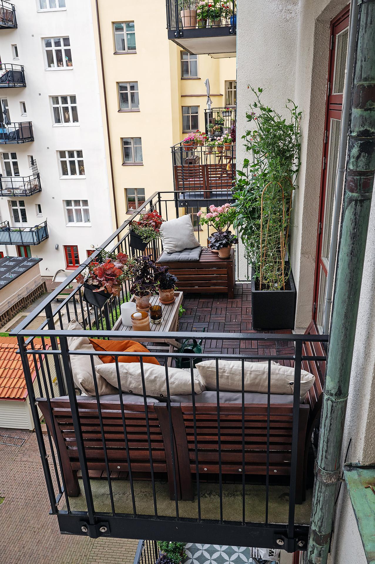 Belägen åt väster i skyddat gårdsläge