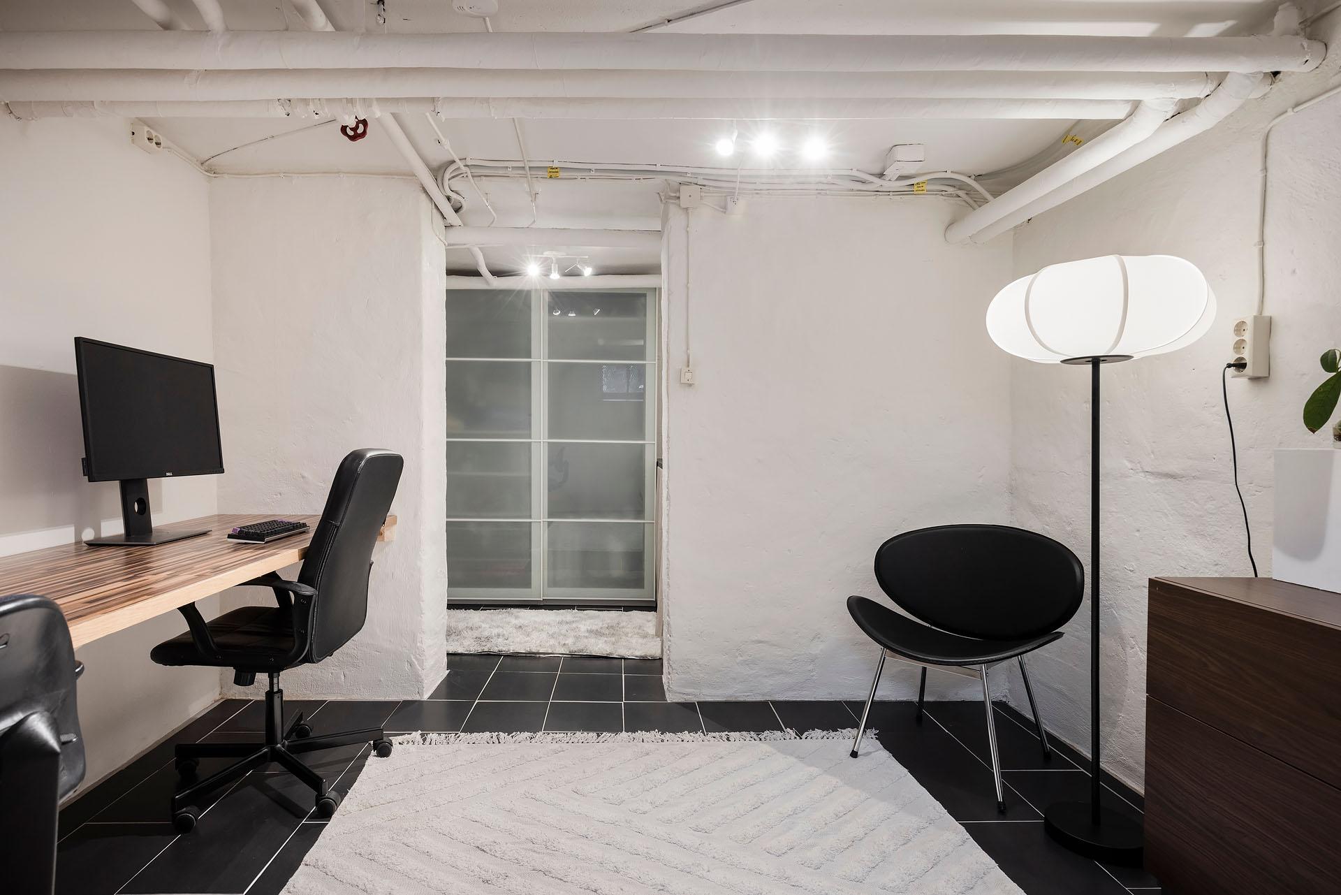 Lägenheten har ett inrett källarförråd.