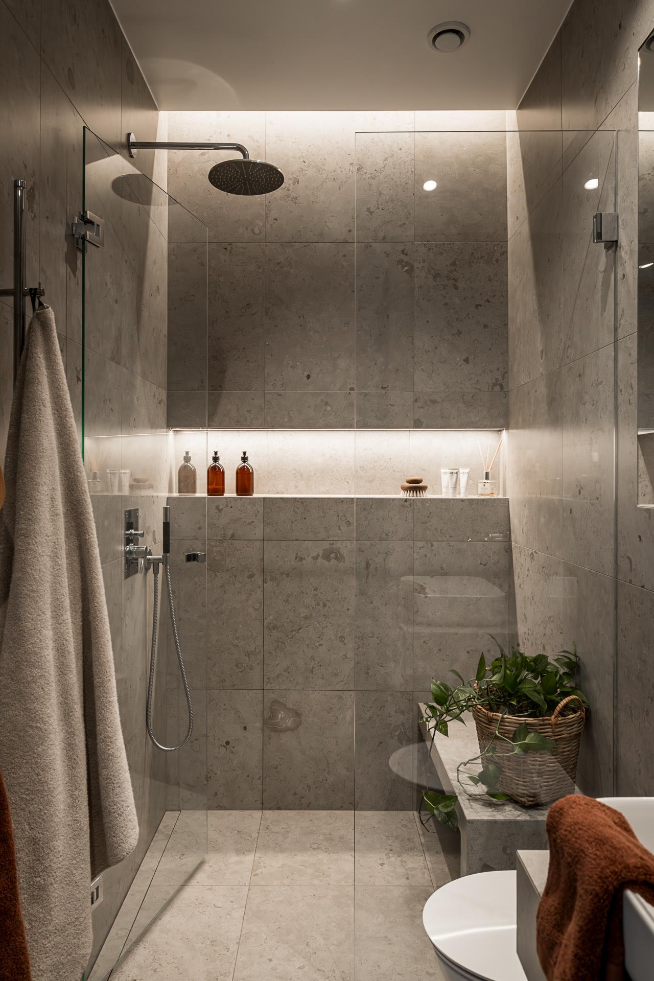 Integrerad belysning och stor dusch