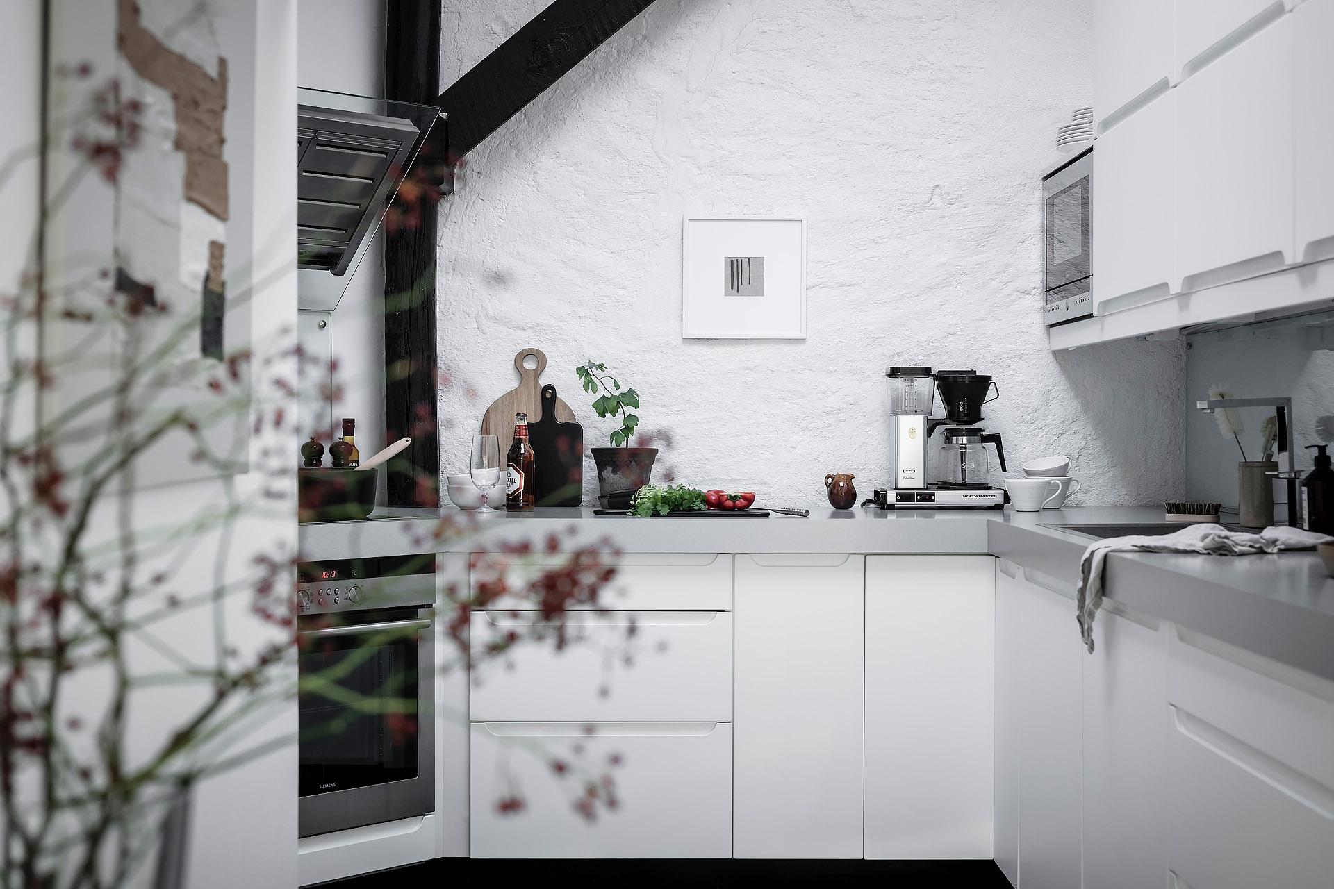 Lågupplöst Stilrent och välutrustat kök med takfönster som ger ett skönt ljus