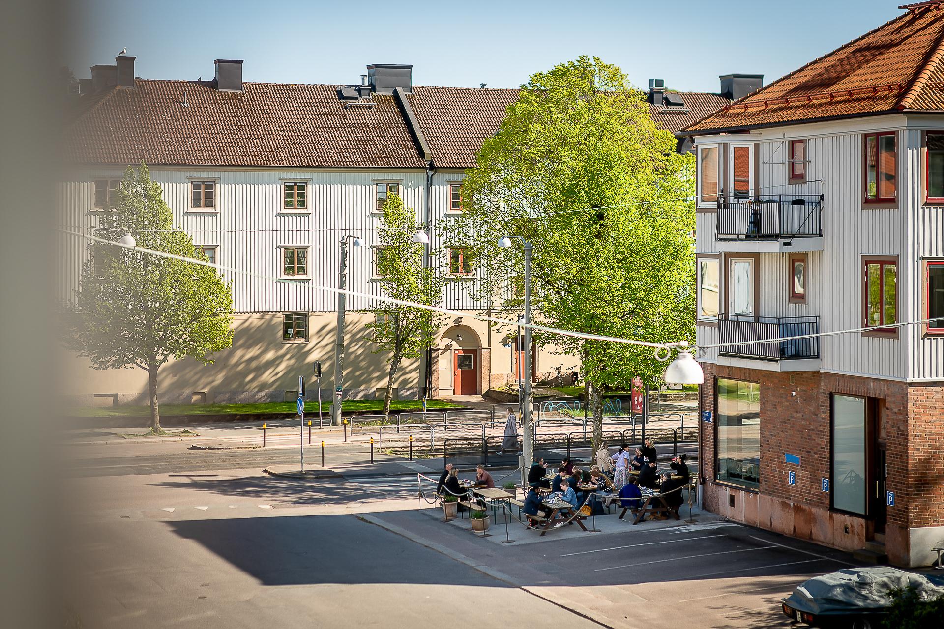 Från köksfönstret konstaterar vi att Hasselsson är öppet