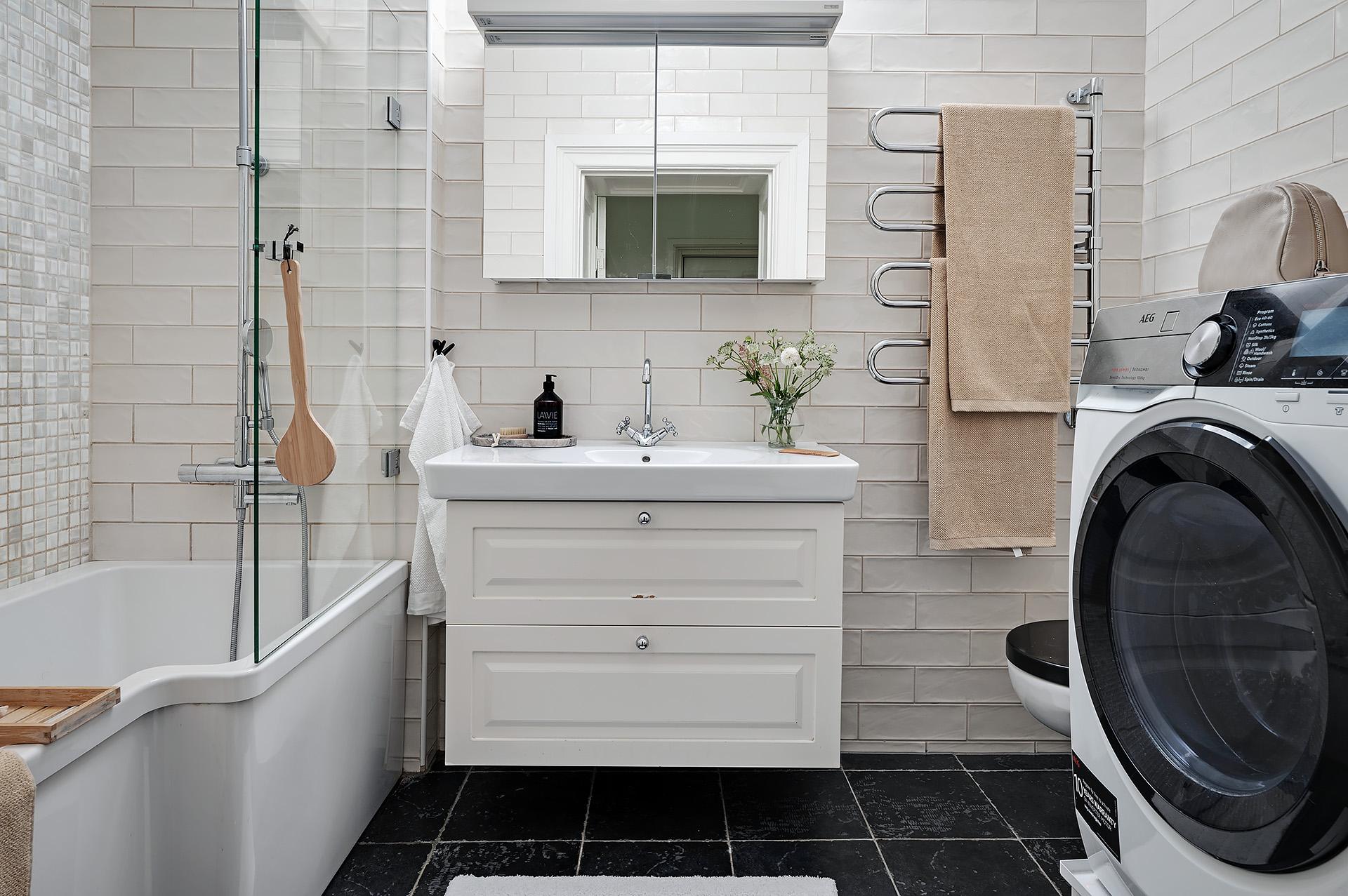Det andra badrummet har badkar och tvättmaskin
