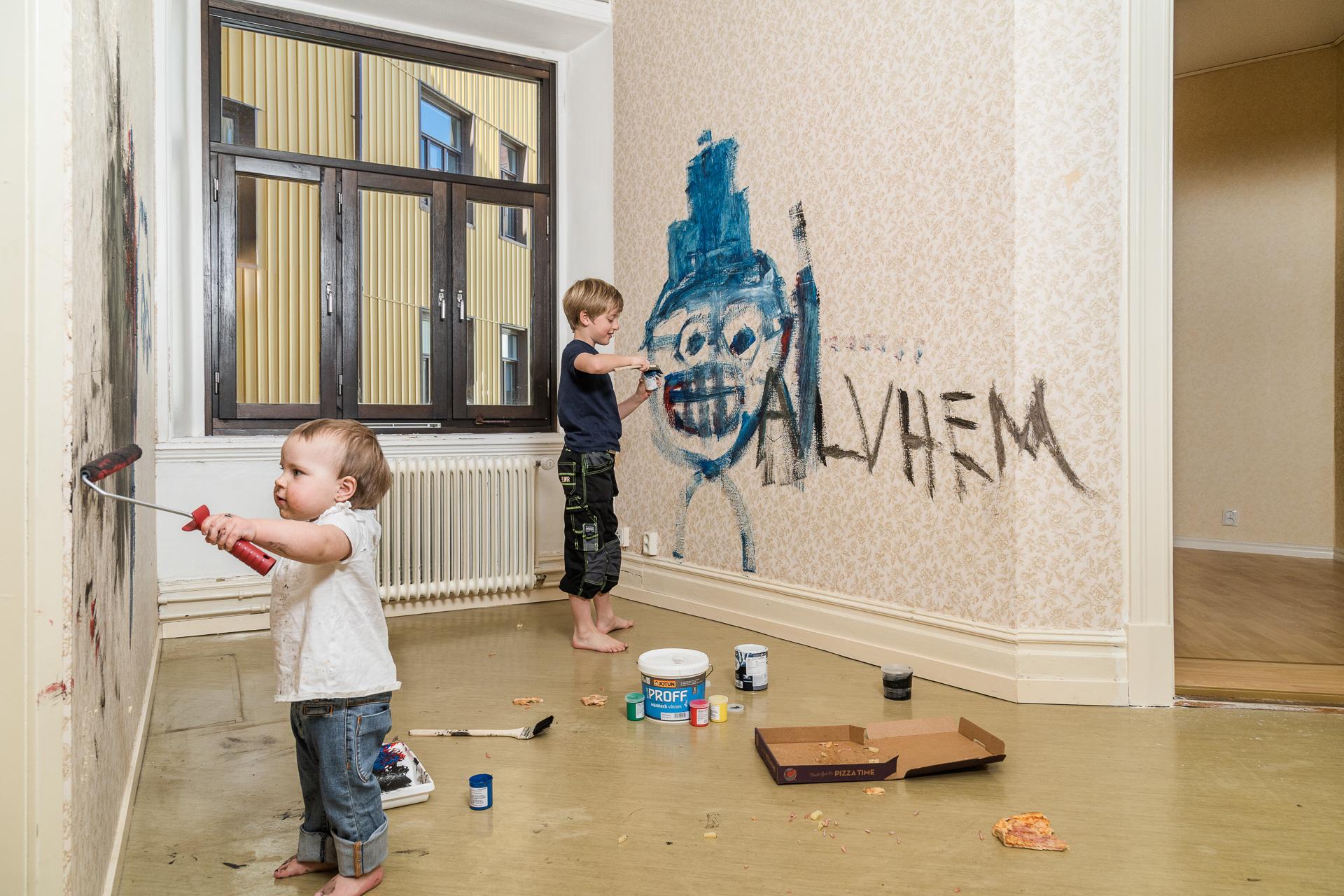 Lågupplöst Höga fotlister och ett brett treluftsfönster